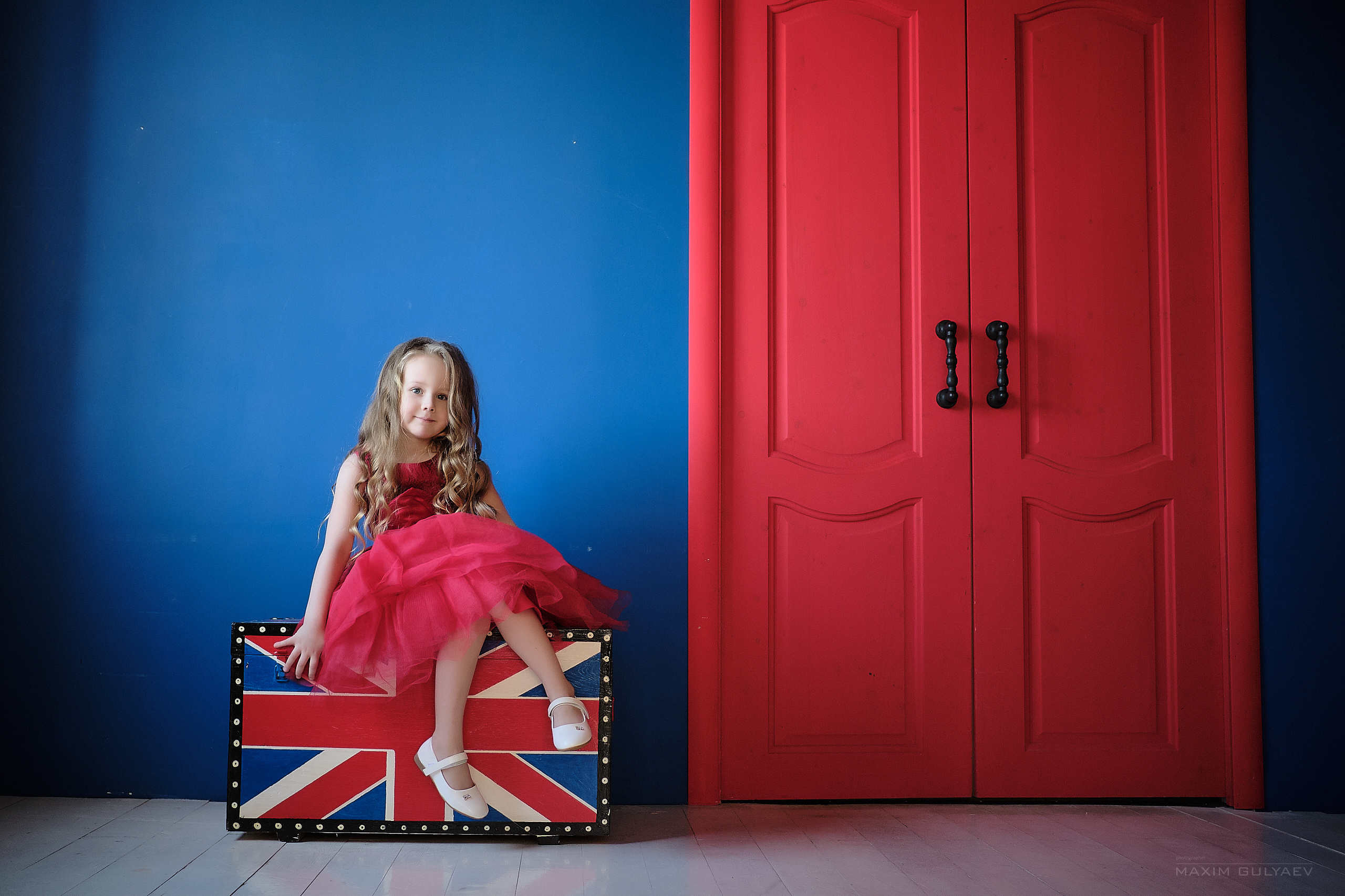 Девушка в красном