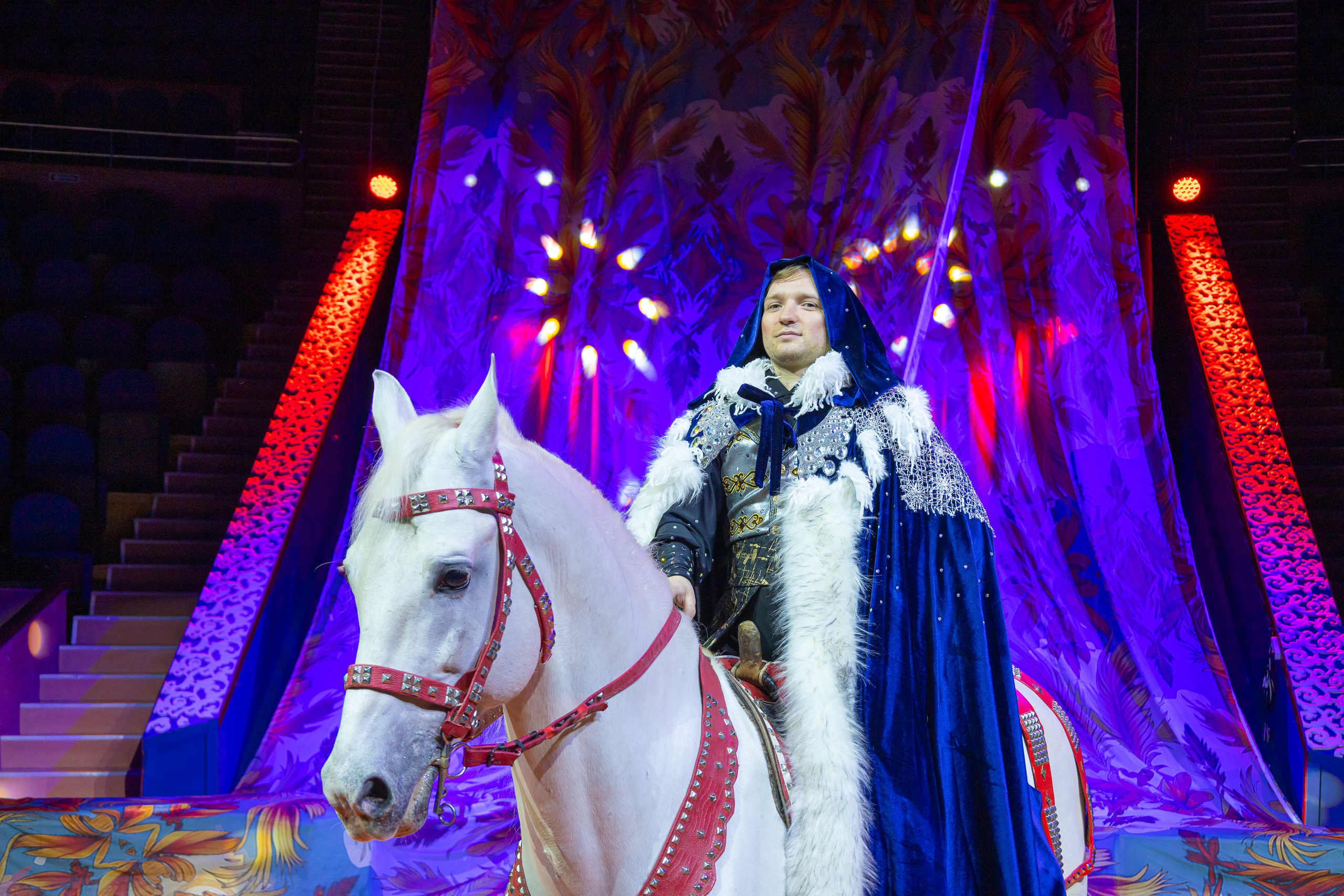 Цирк Жар Птица. Афиша. Семейный и Свадебный фотограф в Сочи