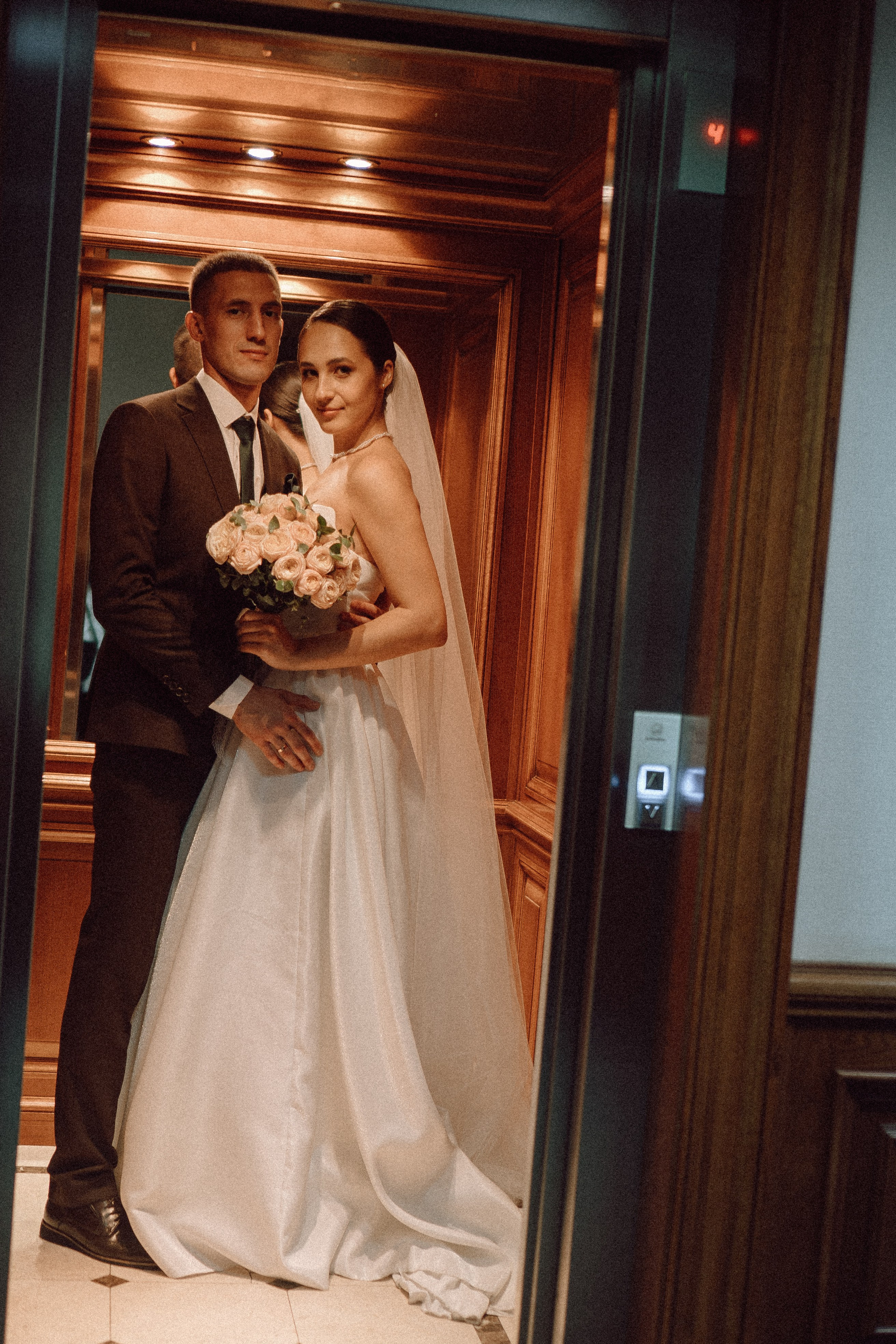 СВАДЕБНАЯ ПРОГУЛКА В САНТК-ПЕТЕРБУРГЕ (ИСАКИЕВСКИЙ СОБОР, ЗИМНЯЯ КАНАВКА, ЭРМИТАЖ И БОЛЬШАЯ МОРСКАЯ УЛИЦА). Профессиональный фотограф, Санкт-Петербург — Виктория Богомолова