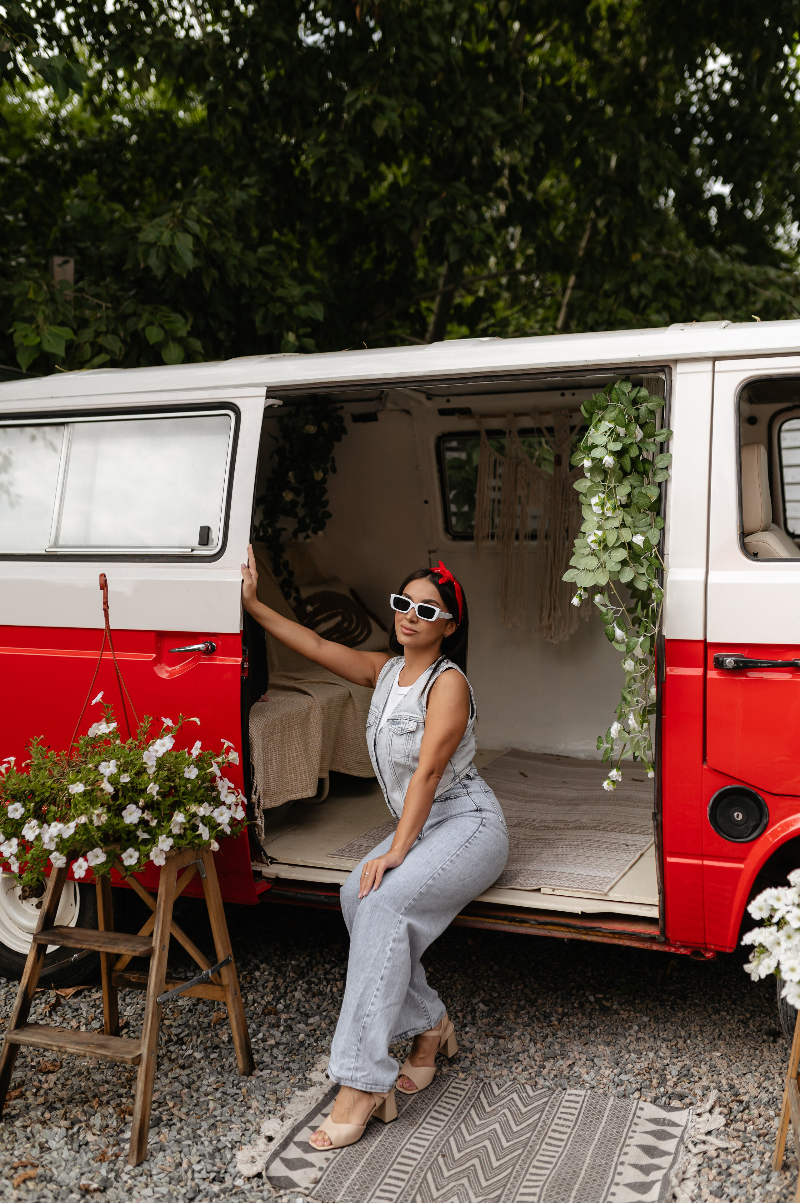 С красным минивэном. Главная