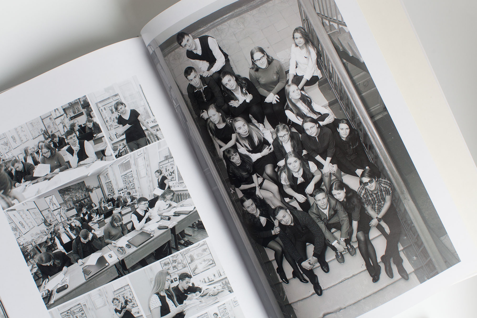 Разворот выпускной фотокниги с постановочными черно-белыми фотографиями выпускников 11 класса.