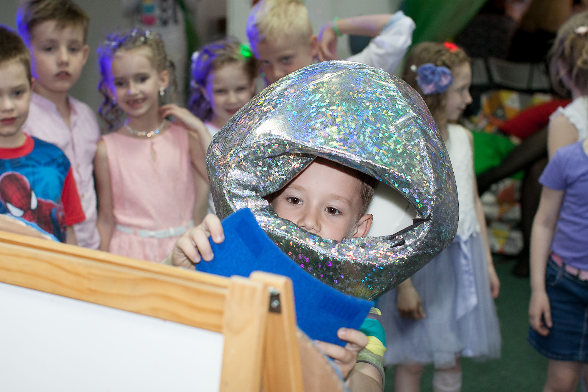 Мальчик в космическом шлеме участвует в эстафете.