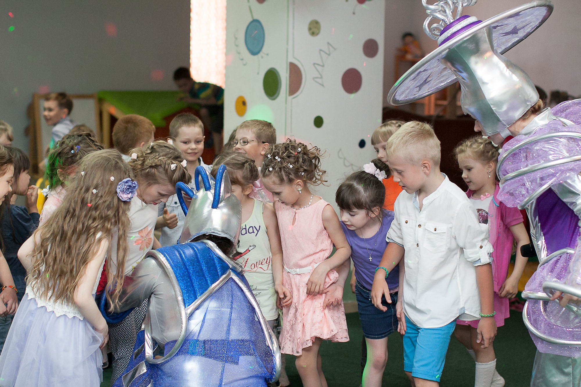 Выпускники детского сада на выпускном вечере с аниматорами-космическими героями.