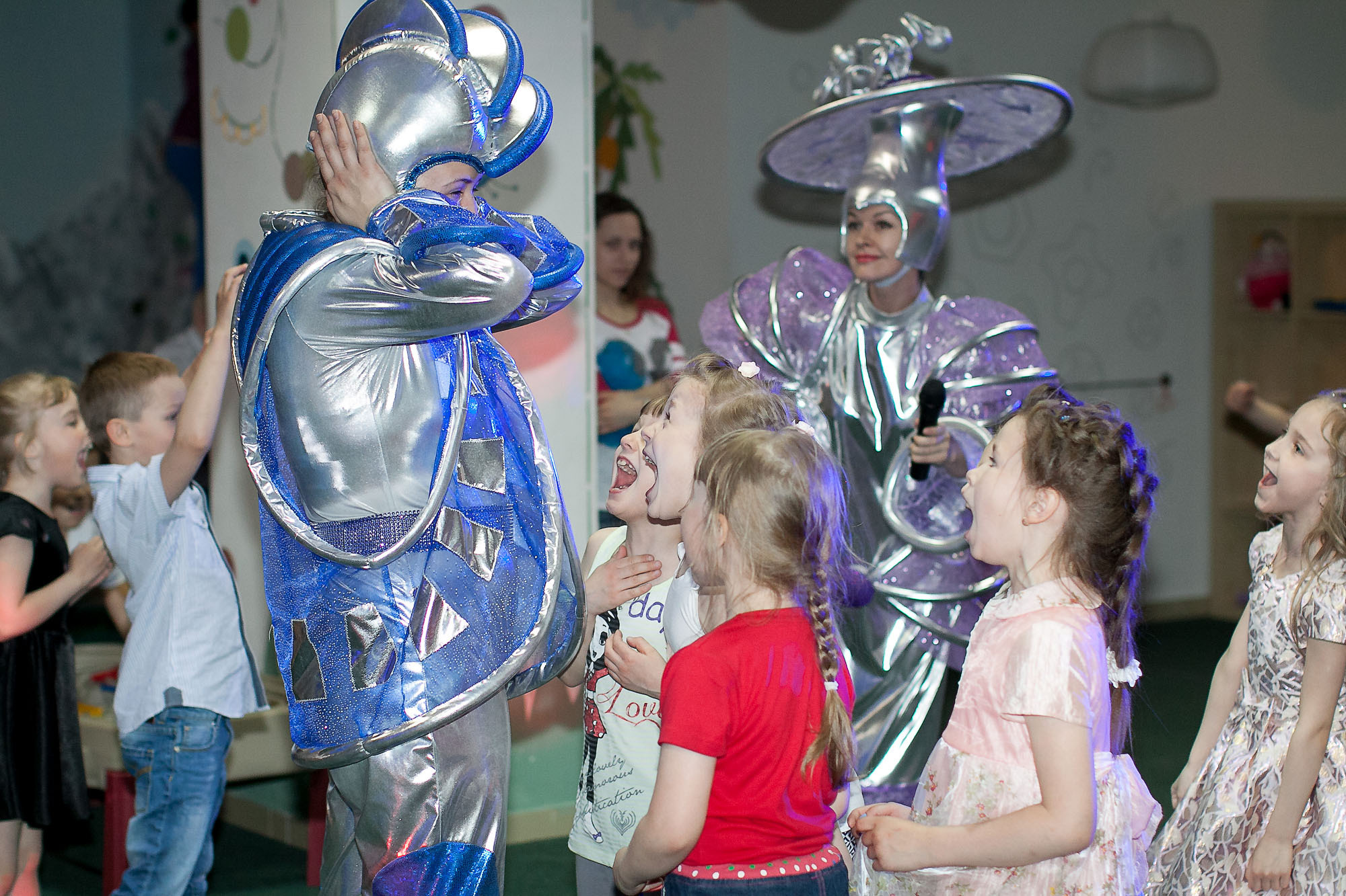 Выпускники детского сада на выпускном вечере с аниматорами-космическими героями.