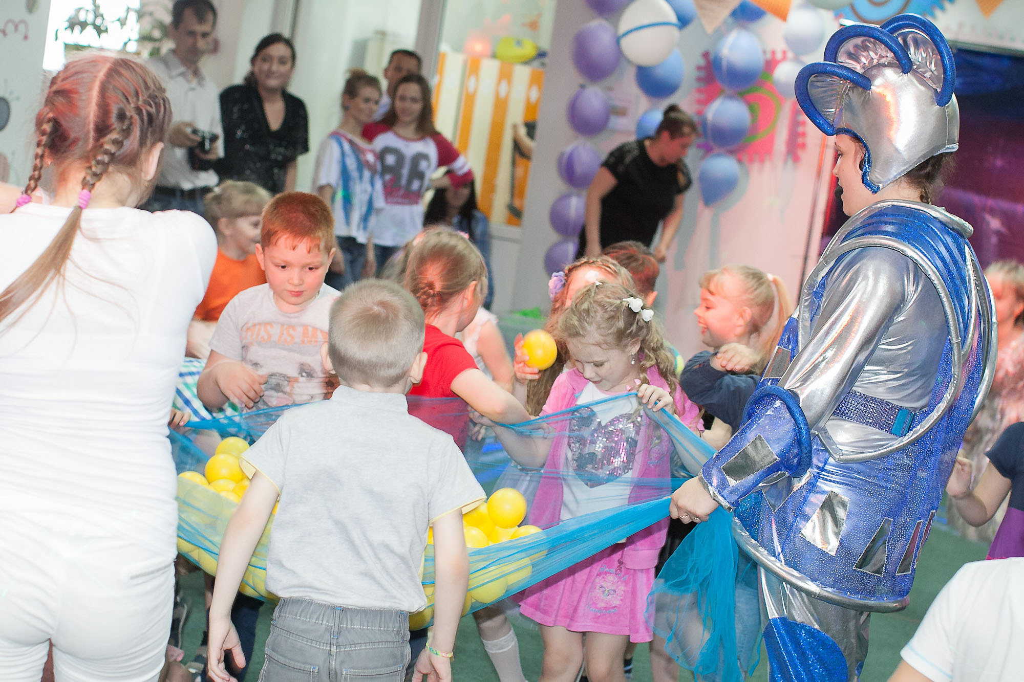 Выпускники детского сада на выпускном вечере с аниматорами-космическими героями.