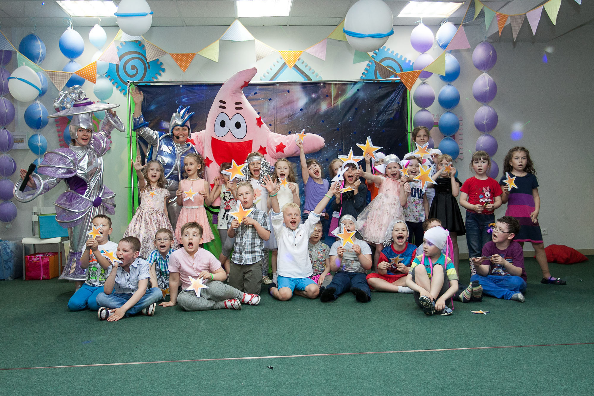 Общая фотография выпускников детского сада с аниматорами в игровом центре.