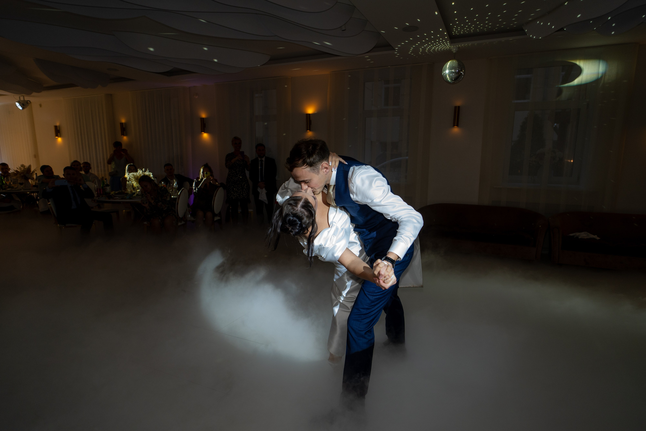 Сборы в отеле Индиго, съемка в Академии художеств, роспись во дворце бракосочетания№ 2 и банкет Нева Холл. Свадебный фотограф Александр Невский в Санкт-Петербурге