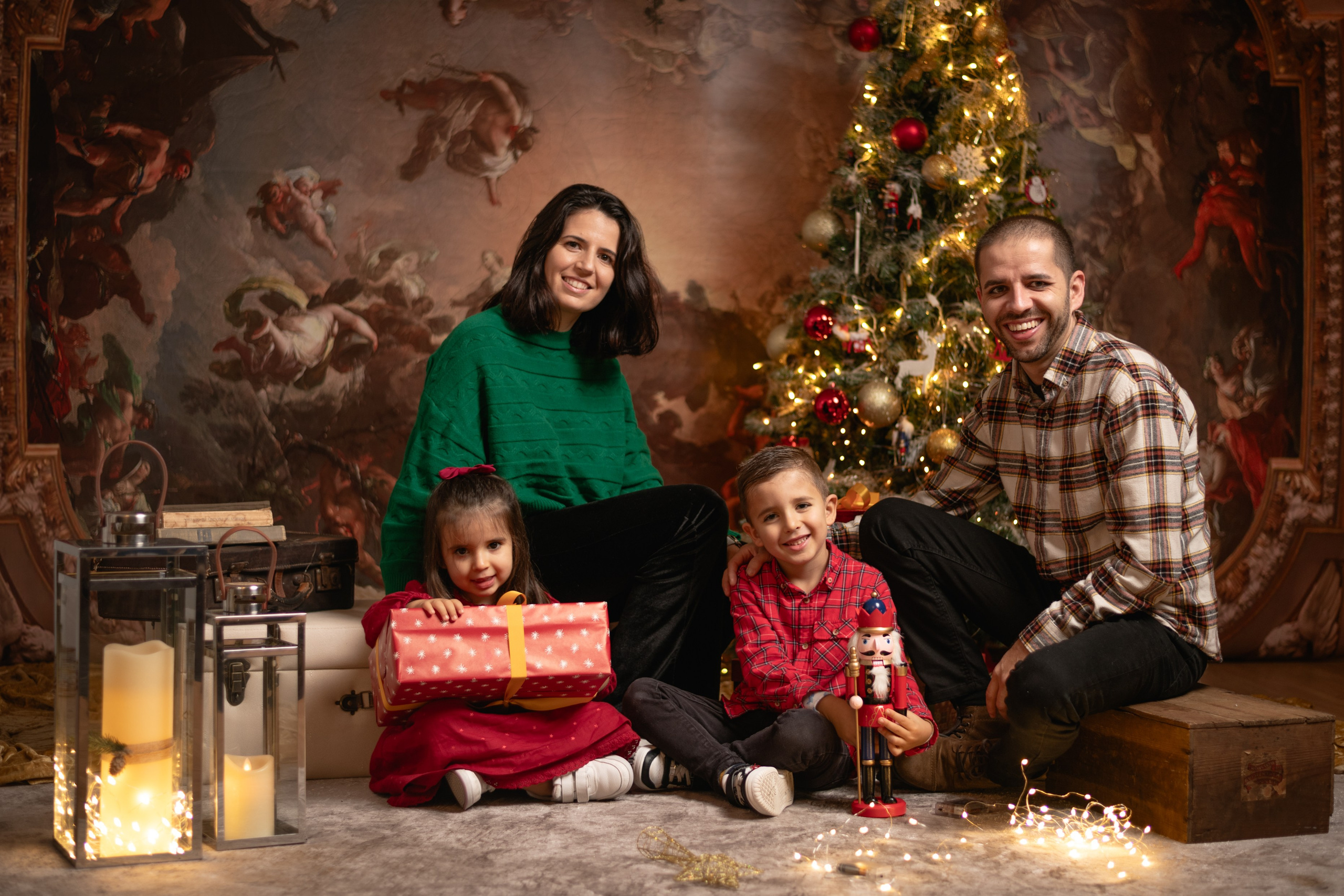 CATIA AND HER FAMILY. Anastasiia Antoniuk portrait, family and couple photographer, Portugal