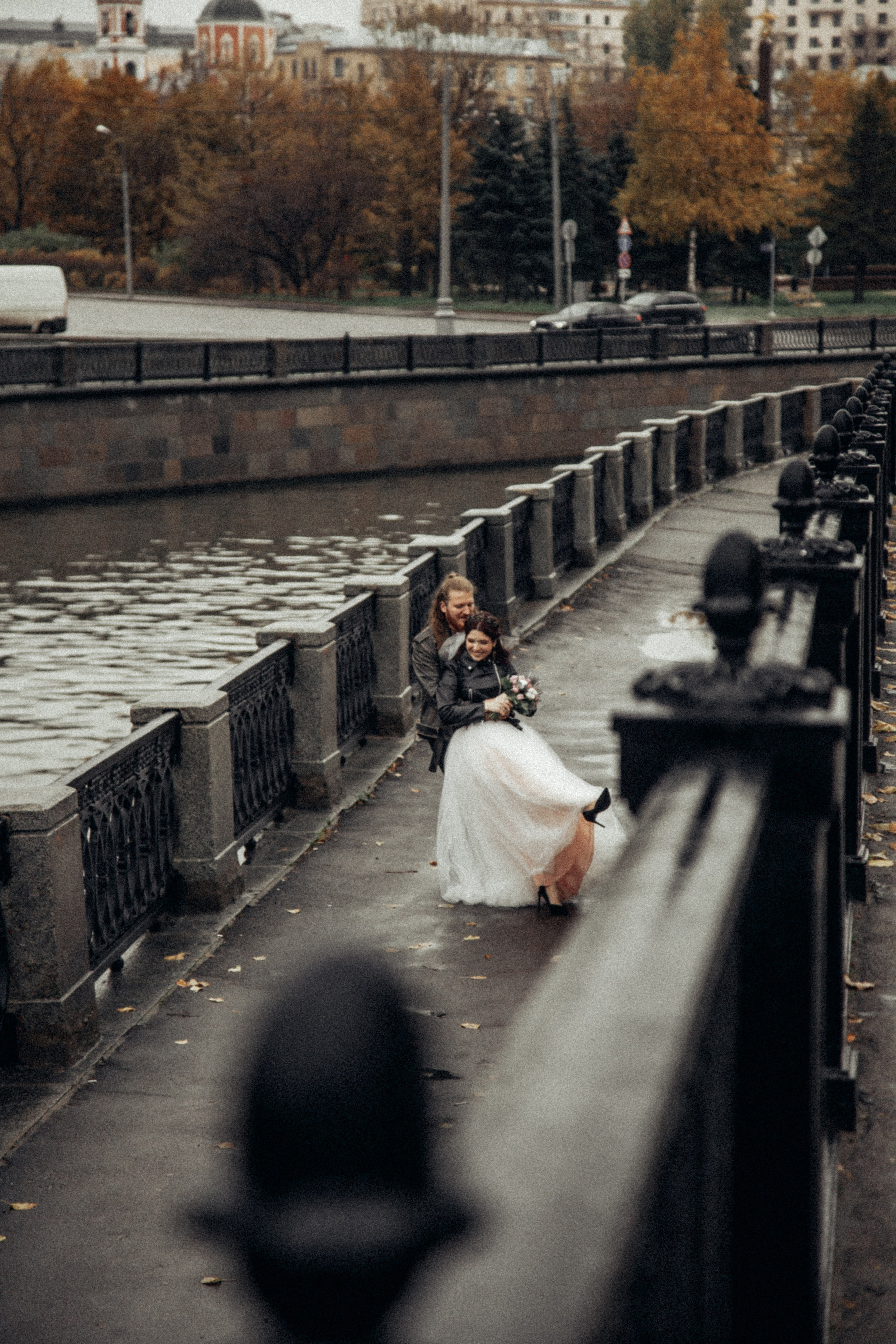 Молодожены на мосту