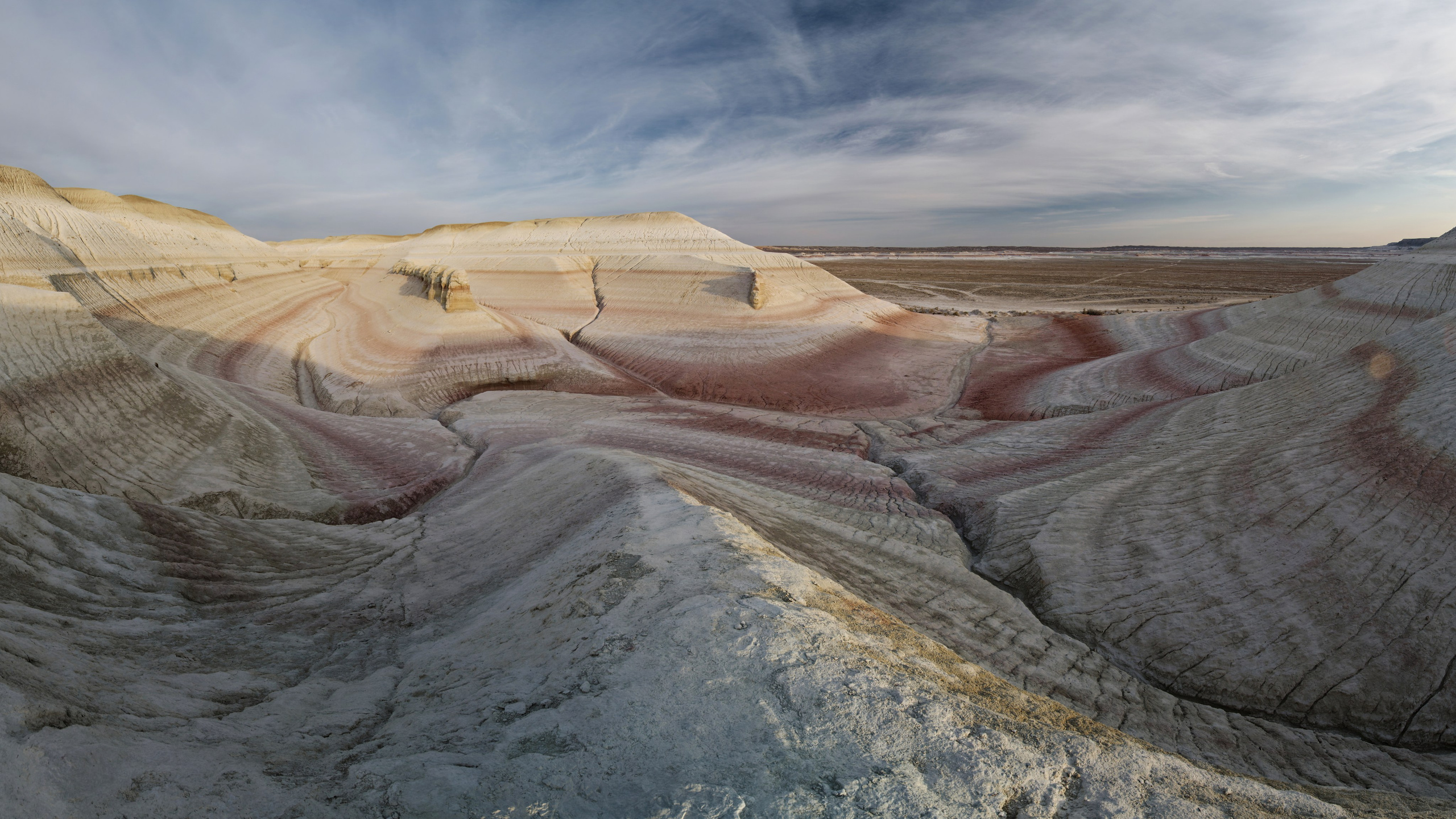 Холмы с трещинами, похожие на Тирамису, на рассвете 