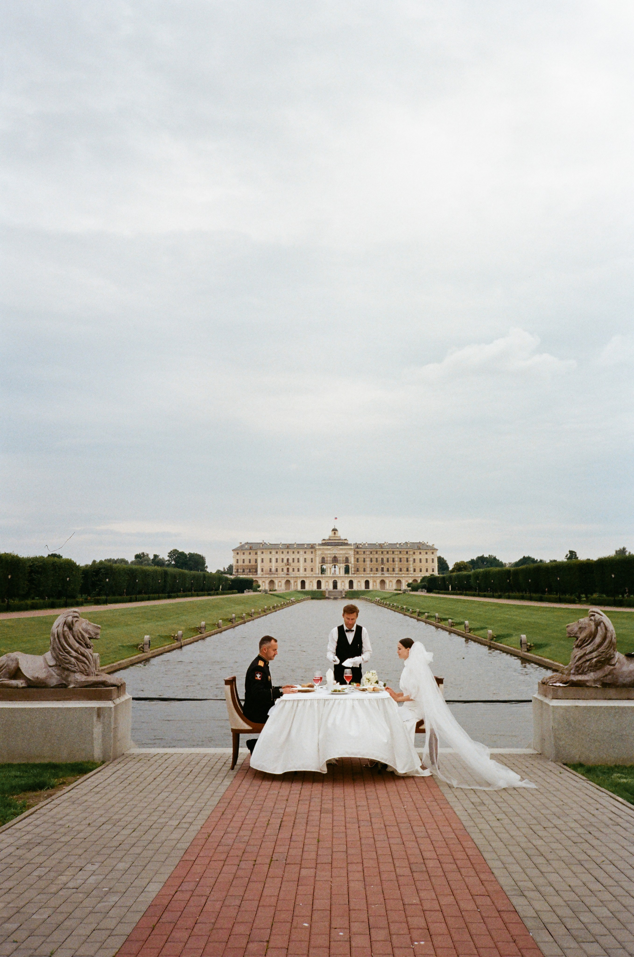 Свадебная фотосессия на пленку. Сестры Карабаза. Фотографы и ретушеры в Москве и Санкт-Петербурге