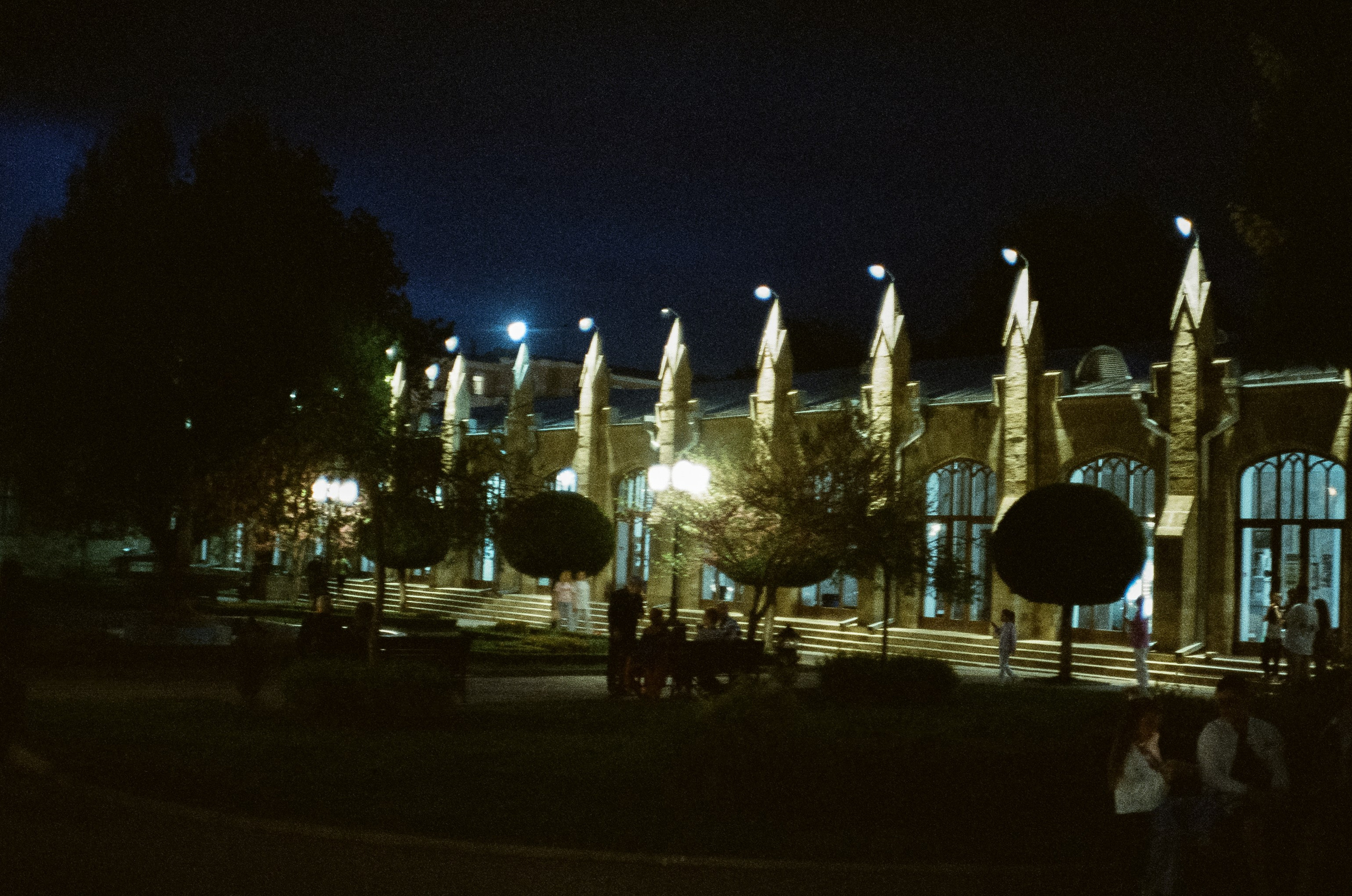 Курортный проспект Кисловодска вечером и поющие фонтаты