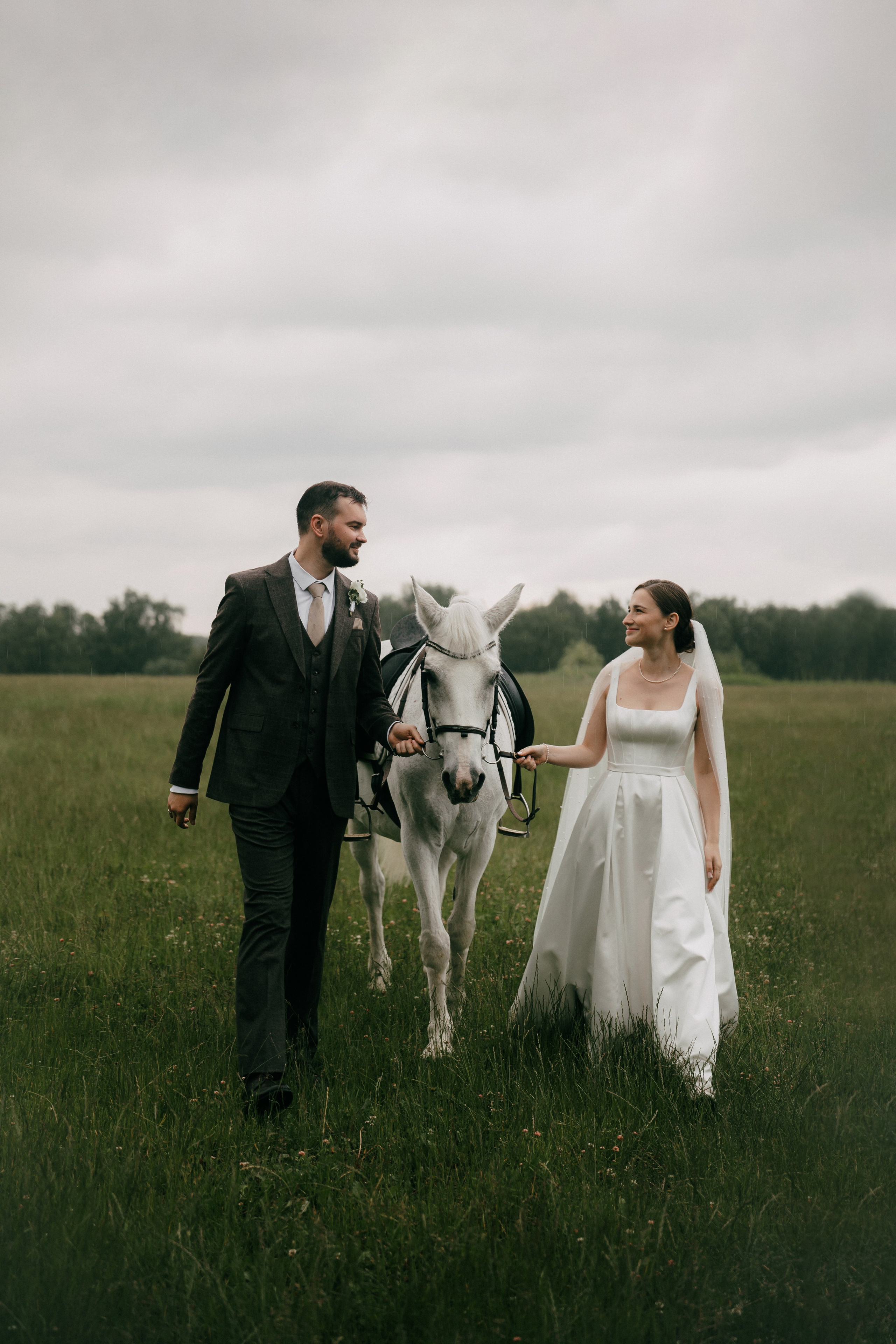 Портфолио свадебного фотографа в Москве. Фотосессия с лошадьми Москва. Фотограф на свадьбу в Москве. Свадебная фотосессия на черном фоне. Фотограф в Москве Валерия Рожкова