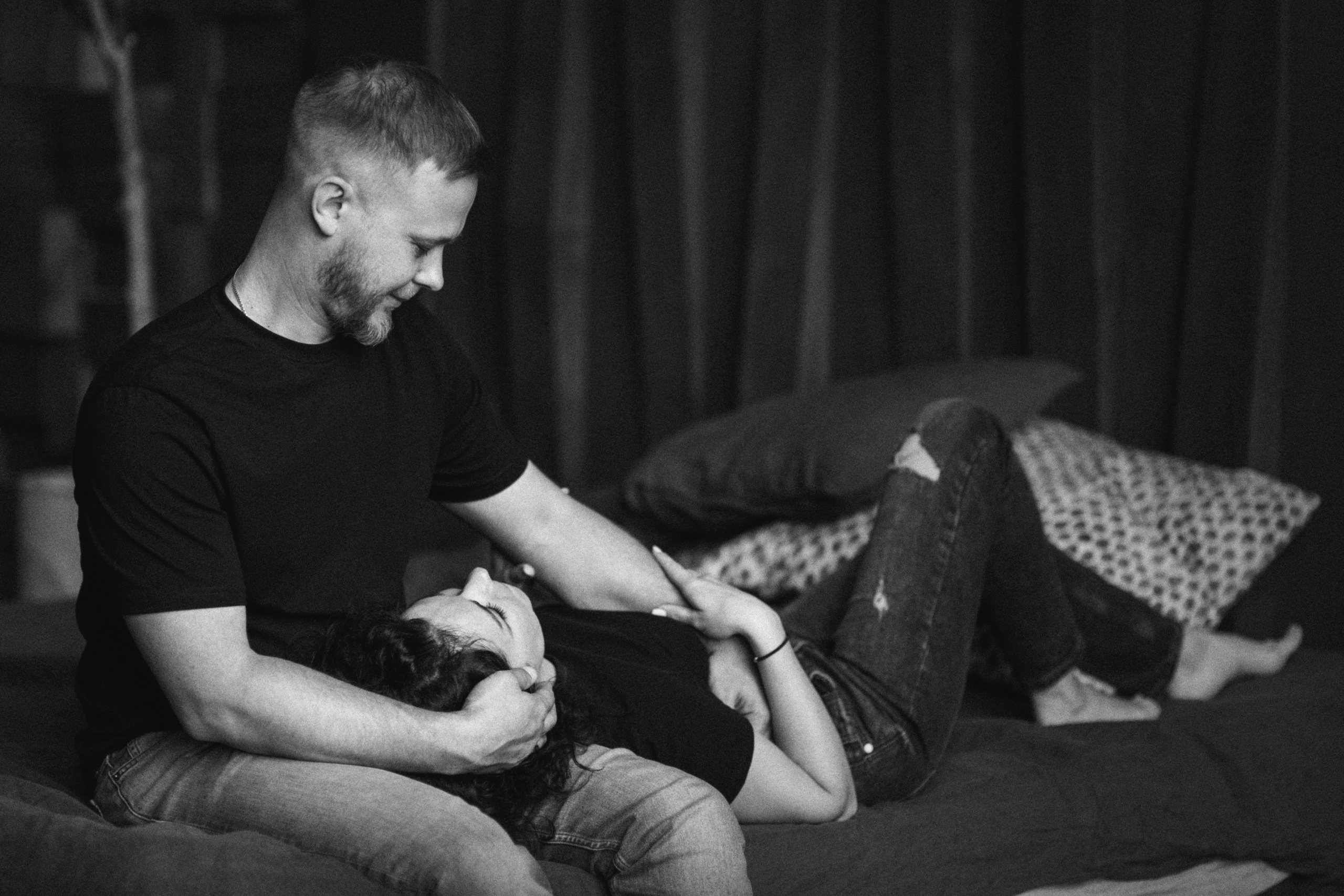 Стильная фотосессия влюбленных в студии — уют и эмоции в каждом кадре. Профессиональный фотограф в Москве. Елена Шуваева