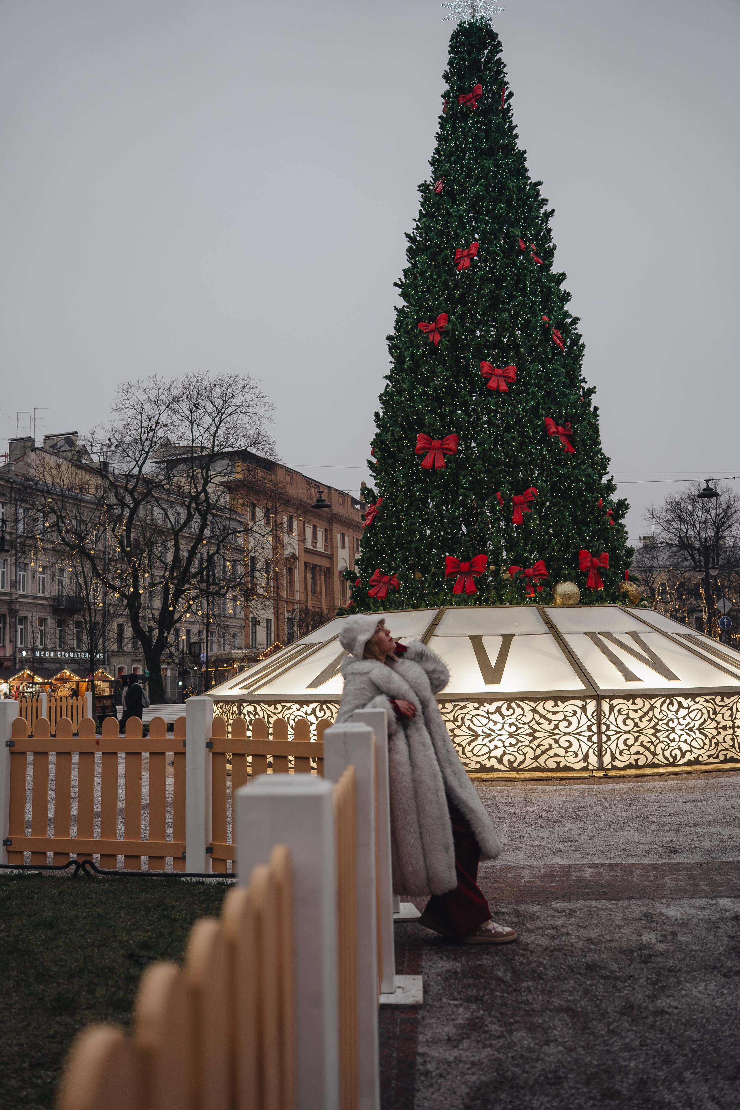 ПРОГУЛКА НА МАНЕЖНОЙ ПЛОЩАДИ ДЛЯ ДЕВУШКИ ПЕРЕД НОВЫМ ГОДОМ (НОВОГОДНЯЯ ФОТОСЕССИИЯ НА МАНЕЖНОЙ ПЛОЩАДИ). Профессиональный фотограф, Санкт-Петербург — Виктория Богомолова