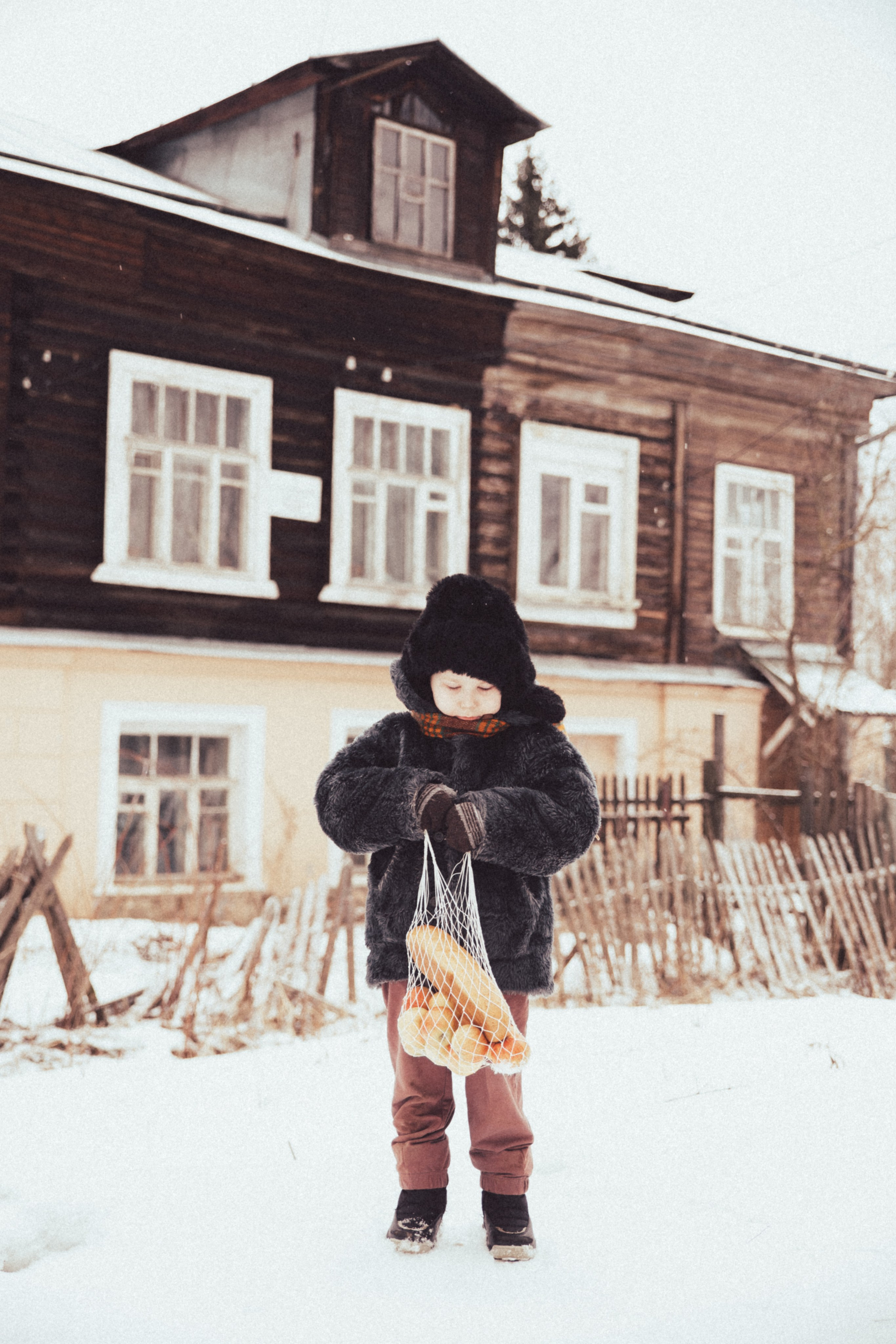 Прогулка в родительской шубке. Елена Котлярова фотограф г. Сергиев Посад