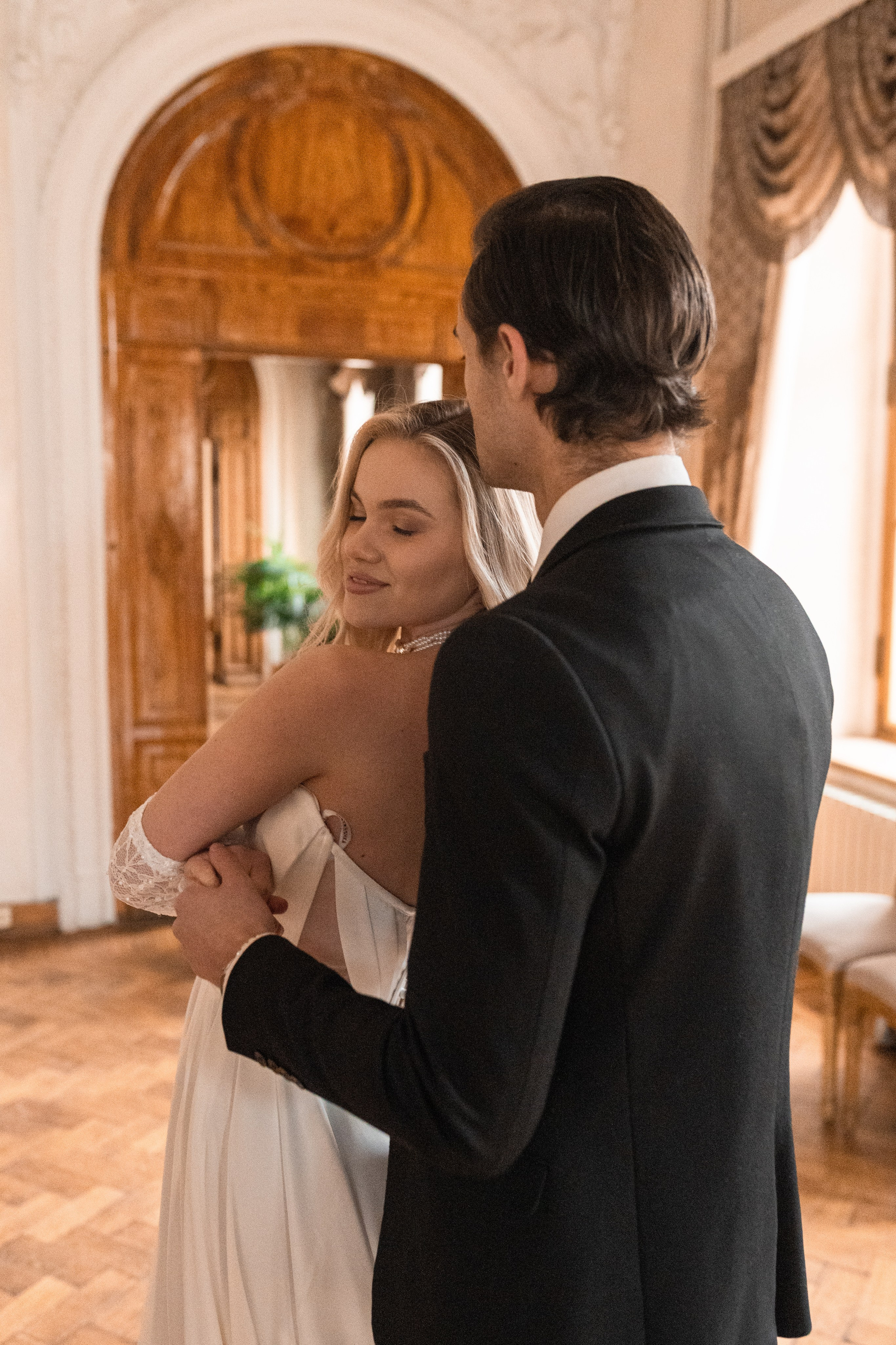 Свадебная фотосессия в Пушкинской библиотеке. Свадебный фотограф в Москве Анна Полушина