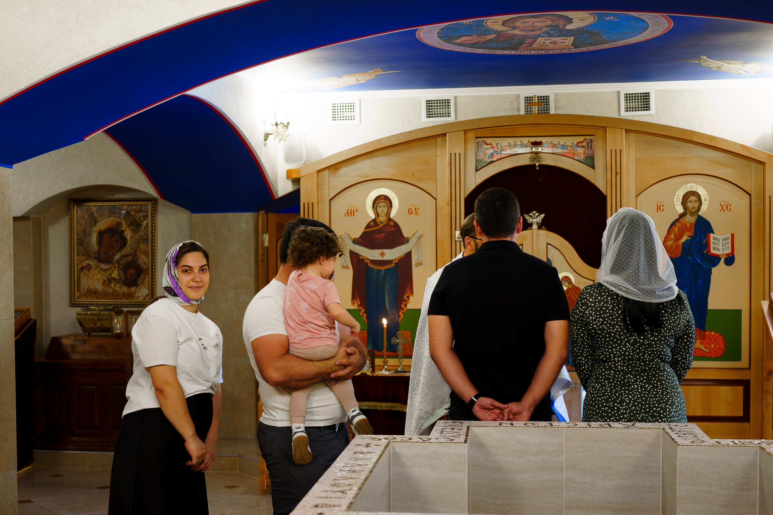 Обряд крещения детей в церкве или храме Адлера. Фотограф видеограф Геннадий Янбаев в Сочи, Краснодаре