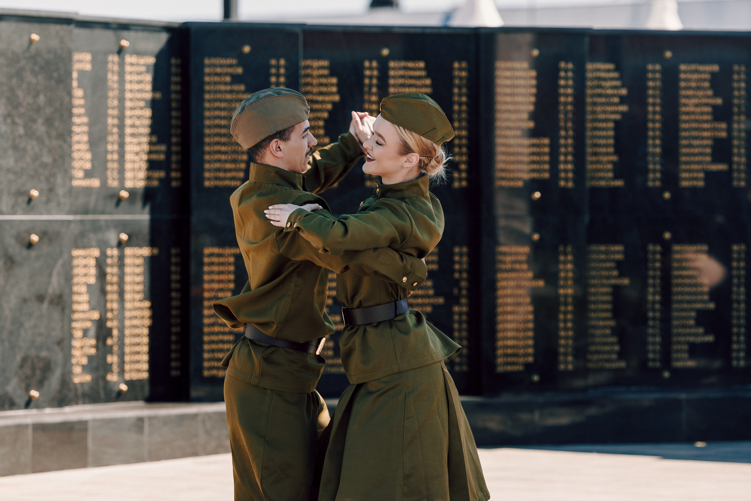 Торжественный митинг, посвящённый открытию Мемориала Славы воинам-новотрубникам. Лёшка Варзегов — фотограф