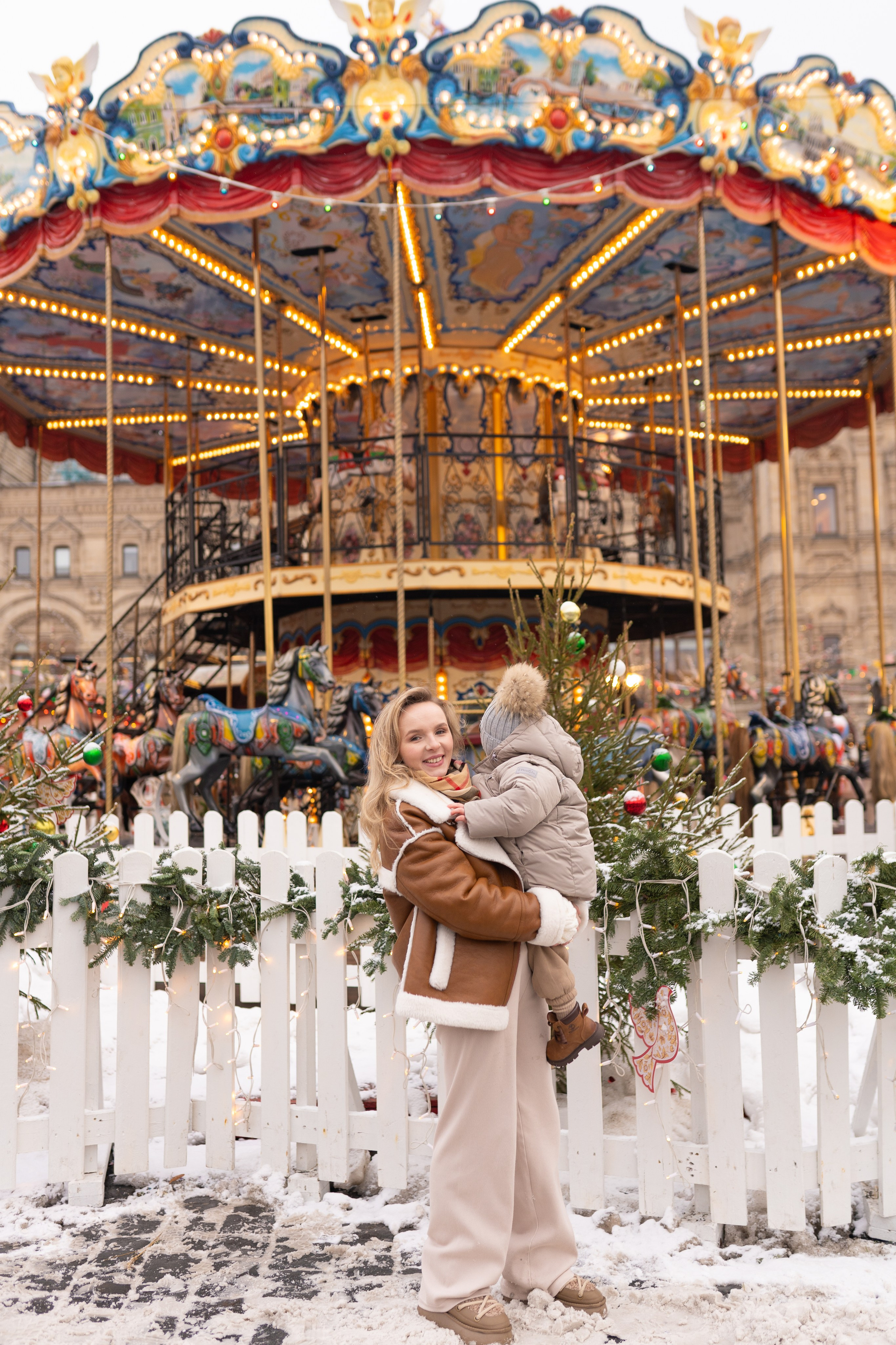 Павел, Егор и Наталия на ГУМ Ярмарке. Свадебный фотограф в Москве Анна Полушина