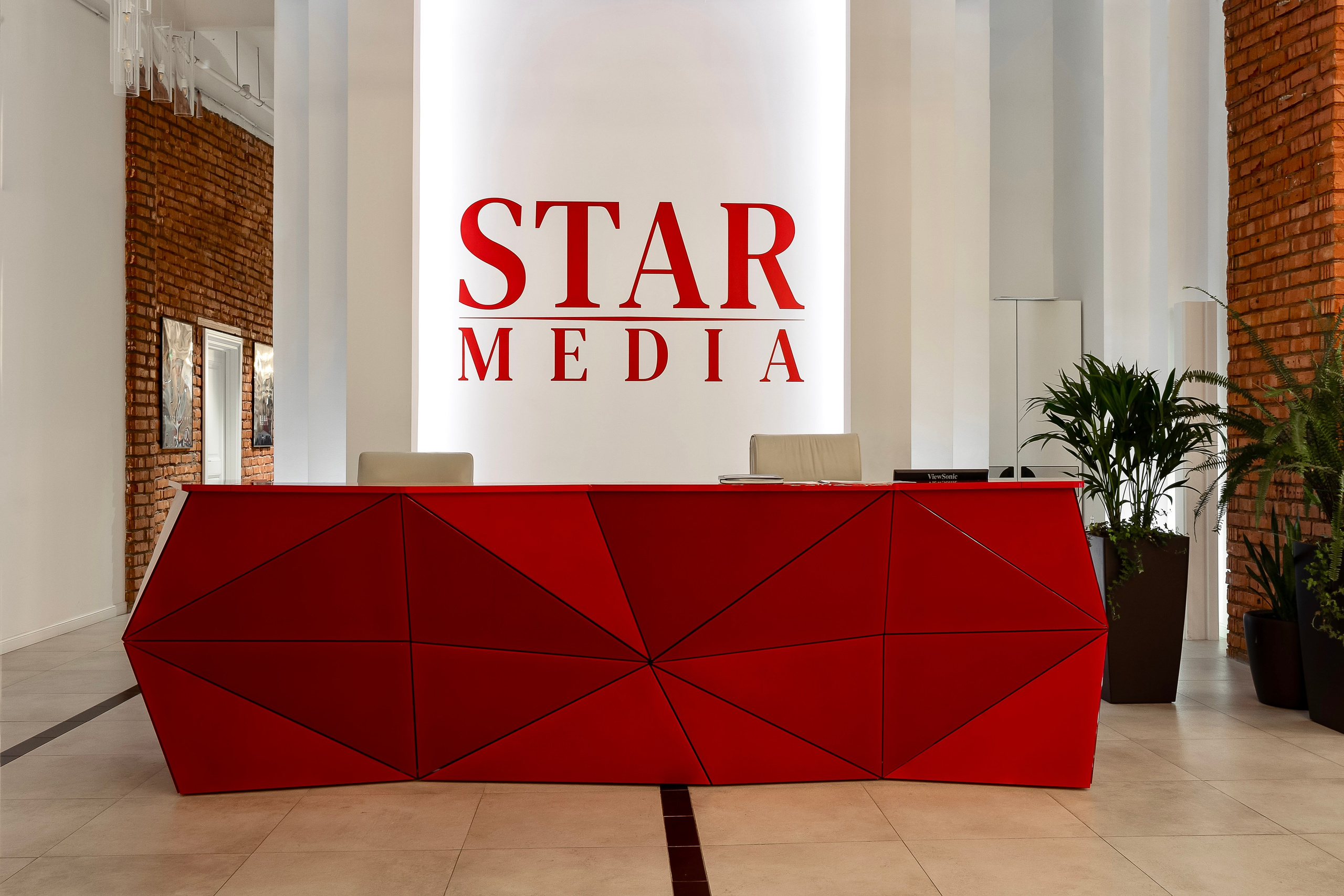 Офис кинопродакшена «StarMedia». Лисенкова Алиса — Фотограф, видеомейкер. Москва