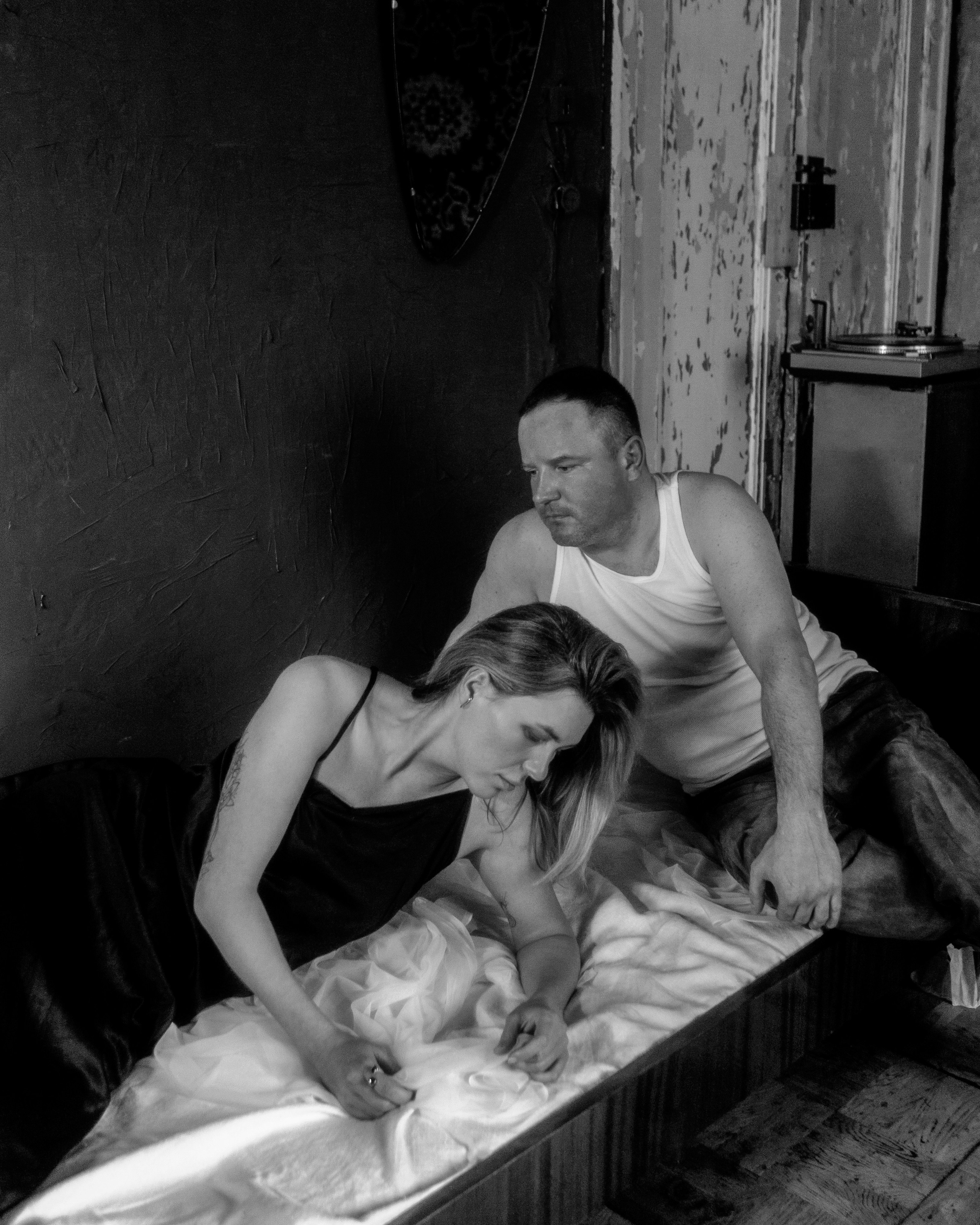 Черно-белая фотосессия пары в фотостудии в стиле кино, художественная love story съемка с живыми эмоциями и тонкой чувственностью