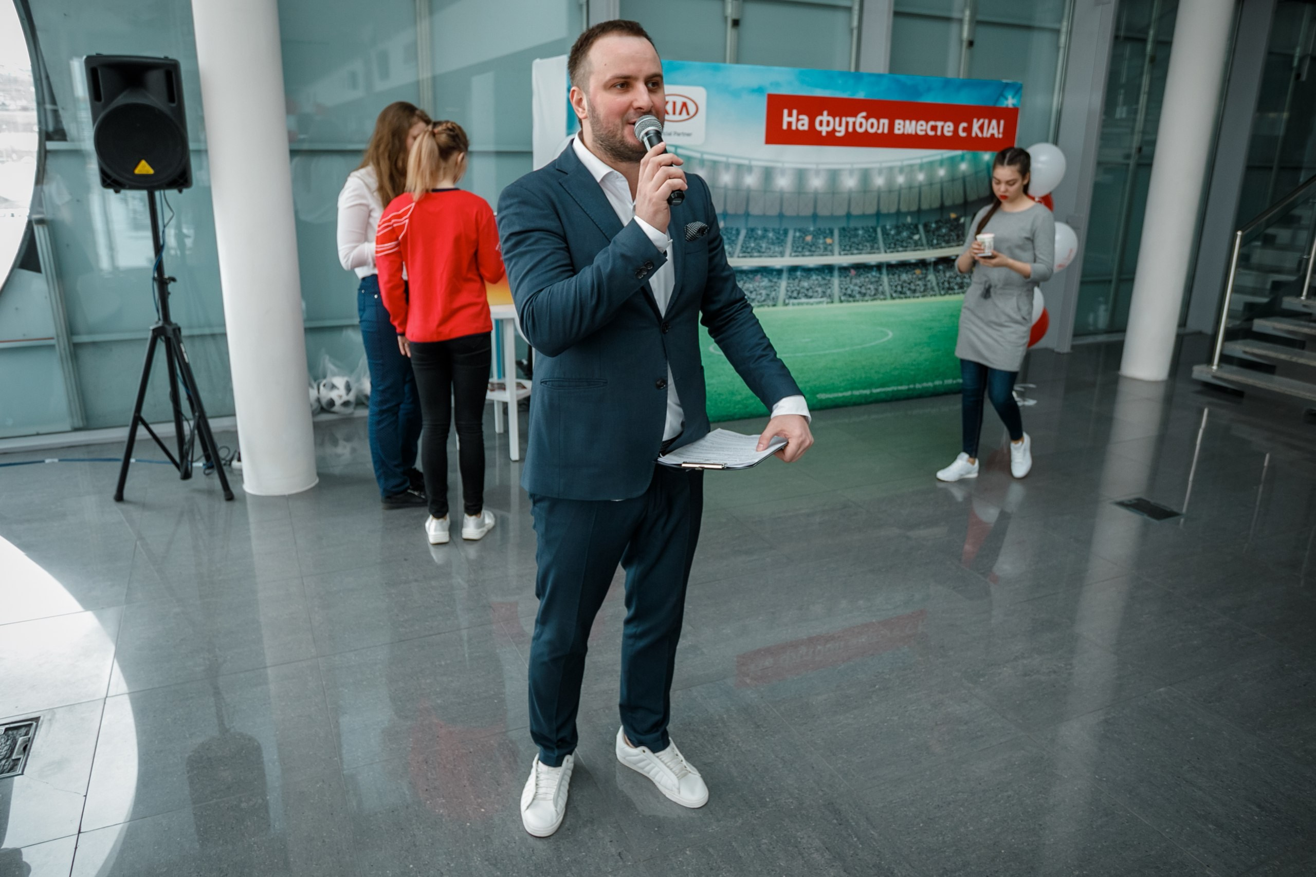 Розыгрыш билетов на ЧМ по футболу FIFA @ Киа Центр. Репортажный фотограф Максим Полянский. Москва, Санкт-Петербург, Красноярск
