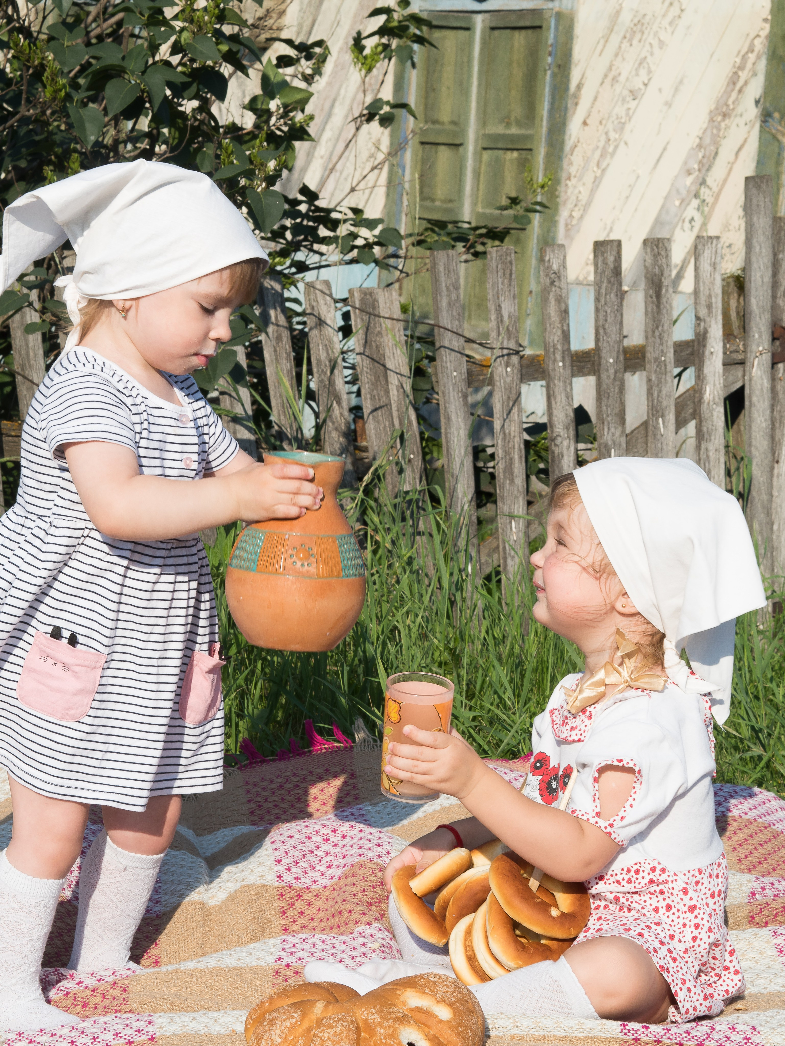 С подружкой в деревушке. Семейный детский фотограф в Красноярске Скачкова Юлия