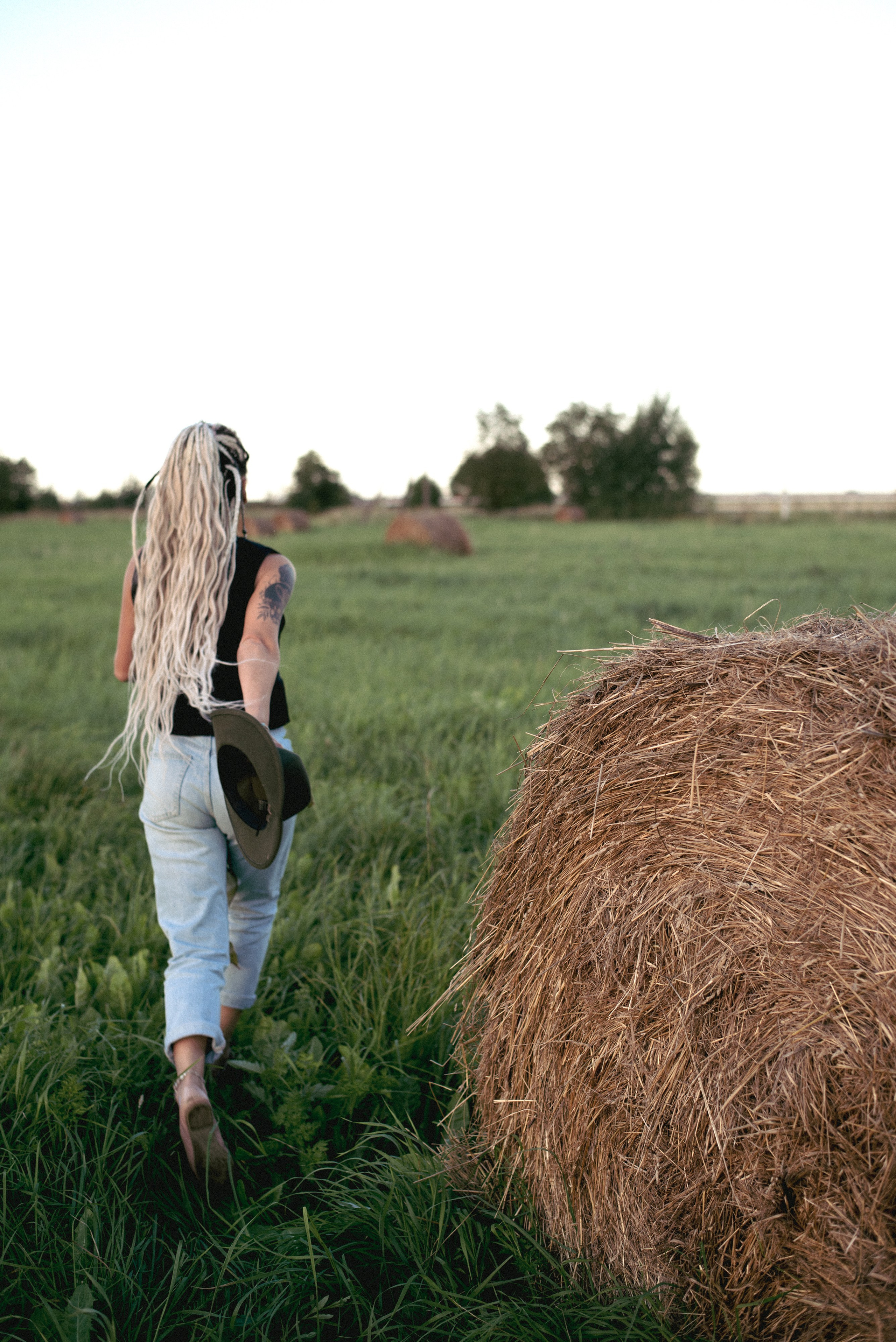 Портретная съемка, портрет девушки, фотография, фотограф спб, портретный фотограф спб, студийная съемка, съемка в студии, профессиональный фотограф, фотосессии дома, фотосессия с девушкой, домашние съемки, фотосессия с парнем, фото со стогами, летняя фотосессия, фотосессия в поле, стога, лето, поле, lifestyle фотография, фотограф спб, питер фотограф, лавстори, лайфстайл