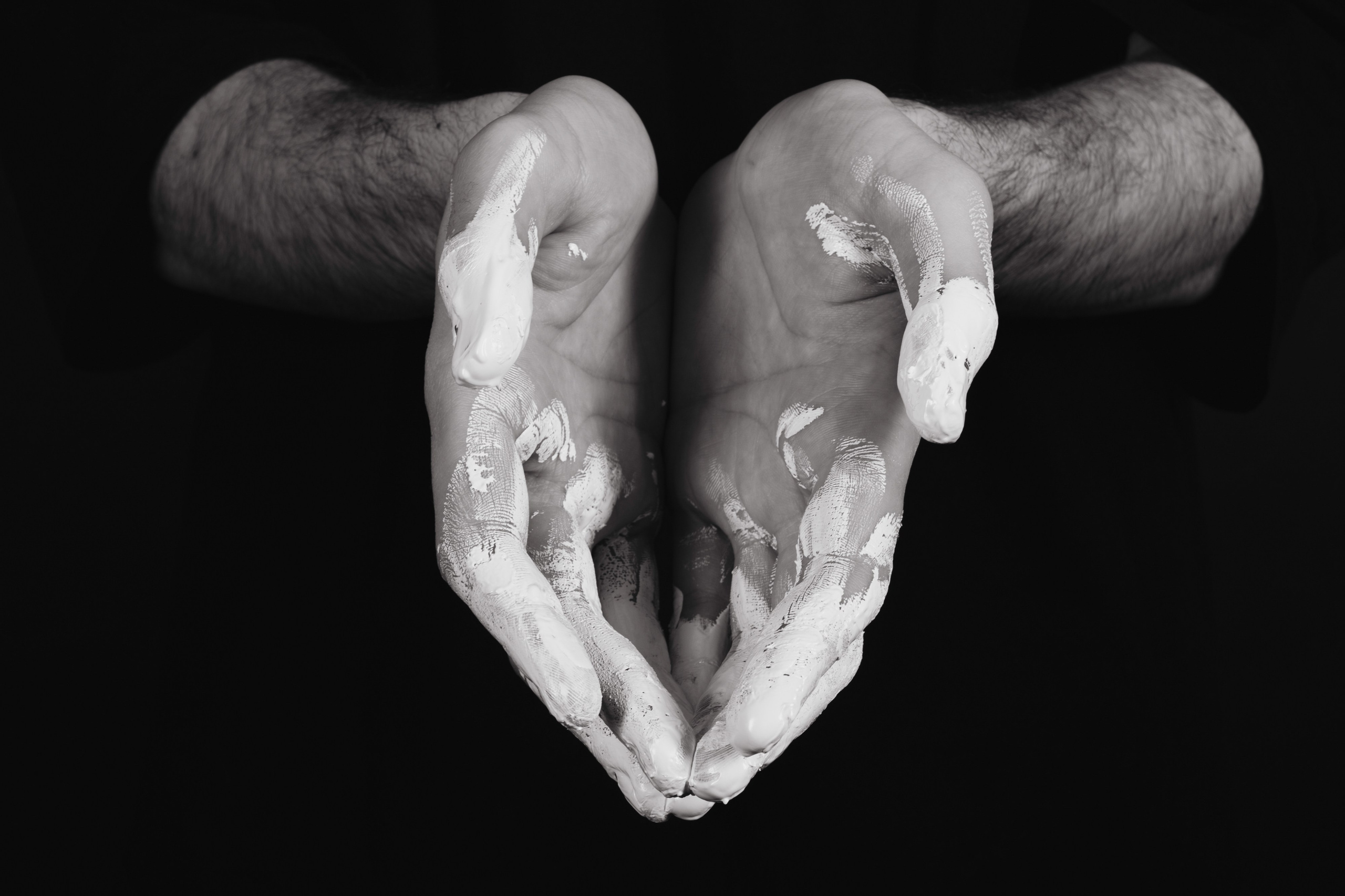 Эмоции. Краска и красные нити. Мари — фотограф и видеограф из Москвы