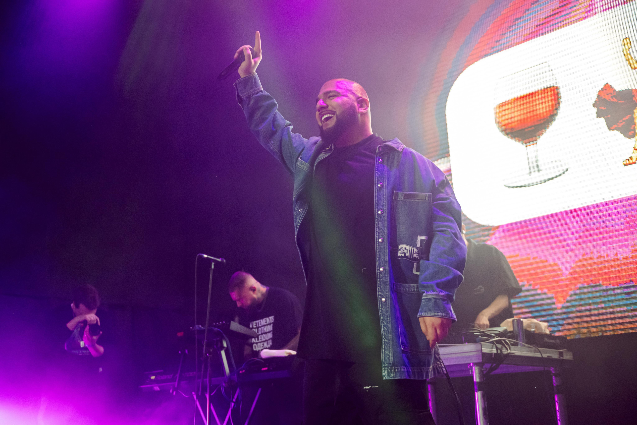 Концерт Артёма Качера. Фотограф Наталия Федосова, г. Москва. TG и Instagram @nataliya_raw