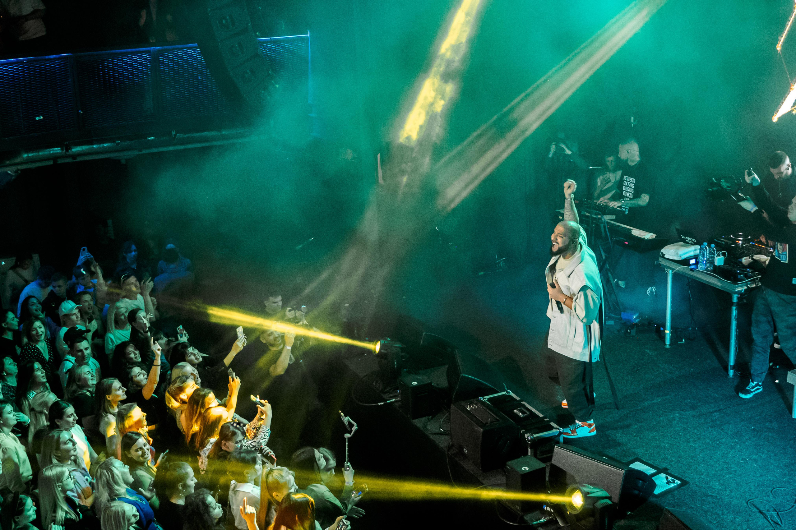 Концерт Артёма Качера. Фотограф Наталия Федосова, г. Москва. TG и Instagram @nataliya_raw