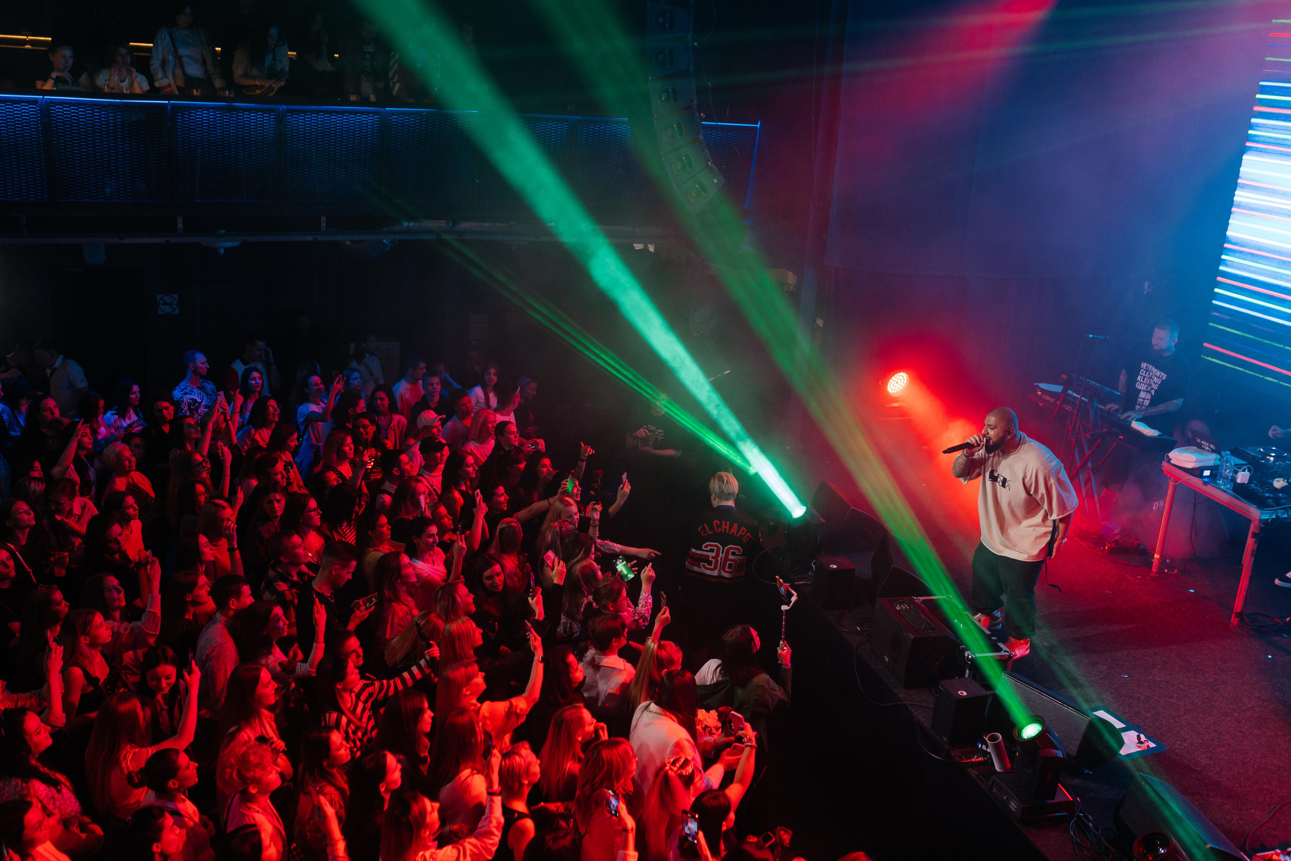 Концерт Артёма Качера. Фотограф Наталия Федосова, г. Москва. TG и Instagram @nataliya_raw