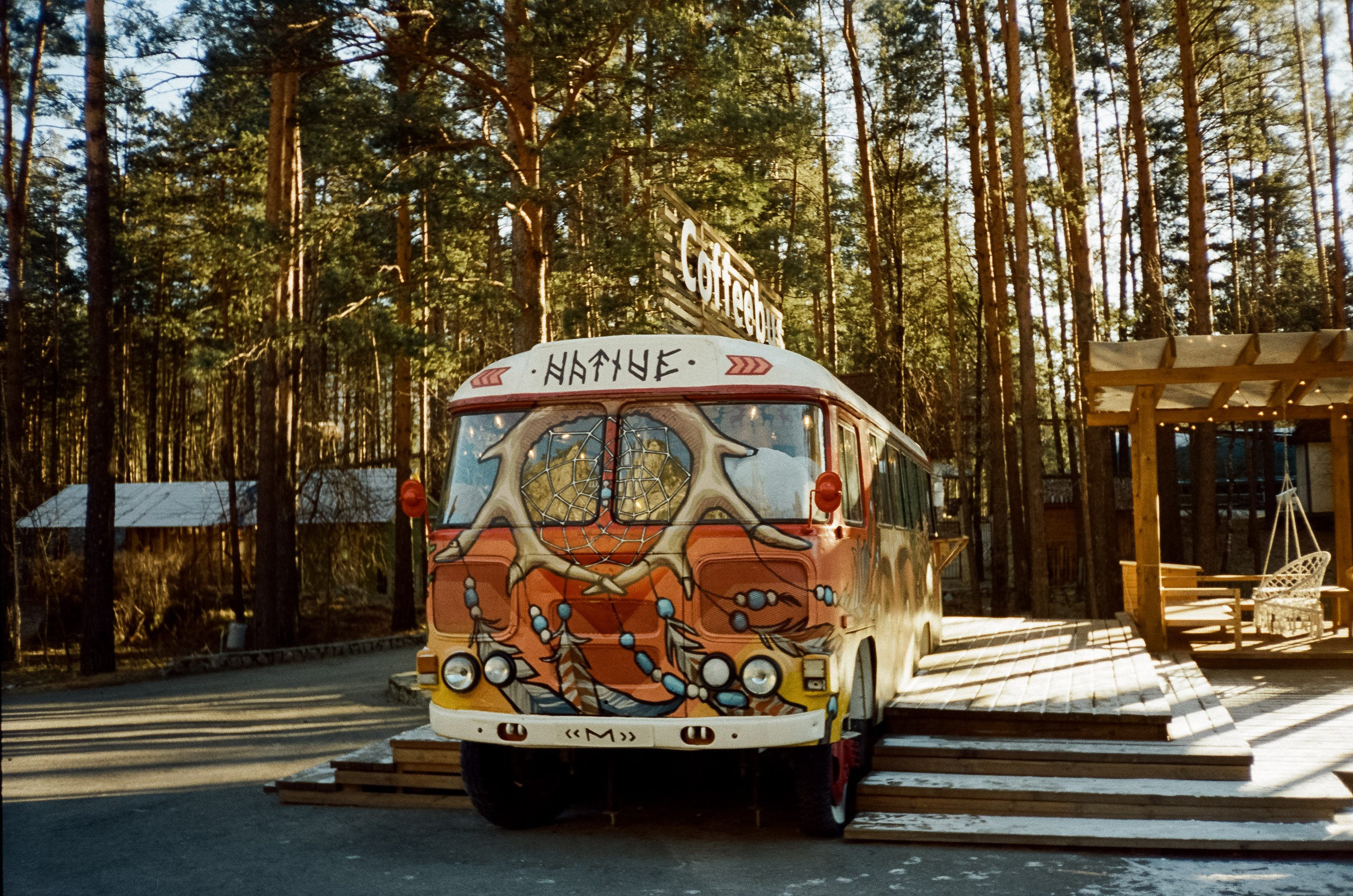 Зимний Coffee Bus в «летнем» лесу. Чемал. Фотограф-документалист Мария Осокина
