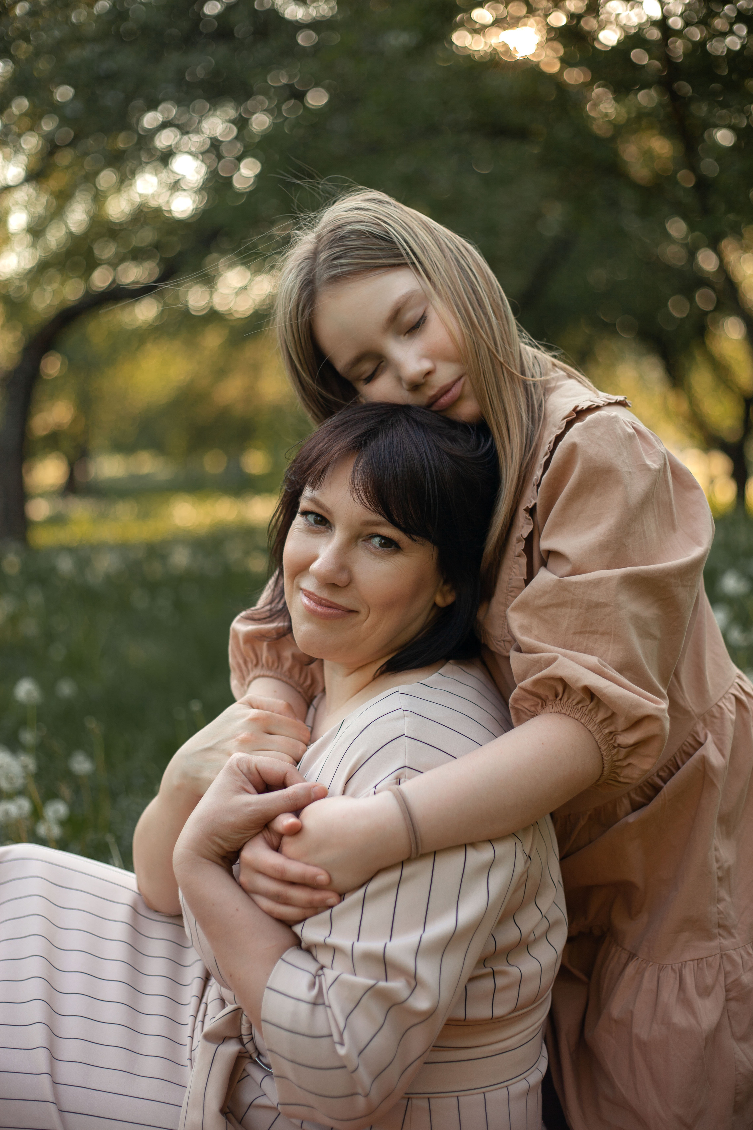Мама и взрослая дочь. Фотограф видеограф Ольга Василевская
