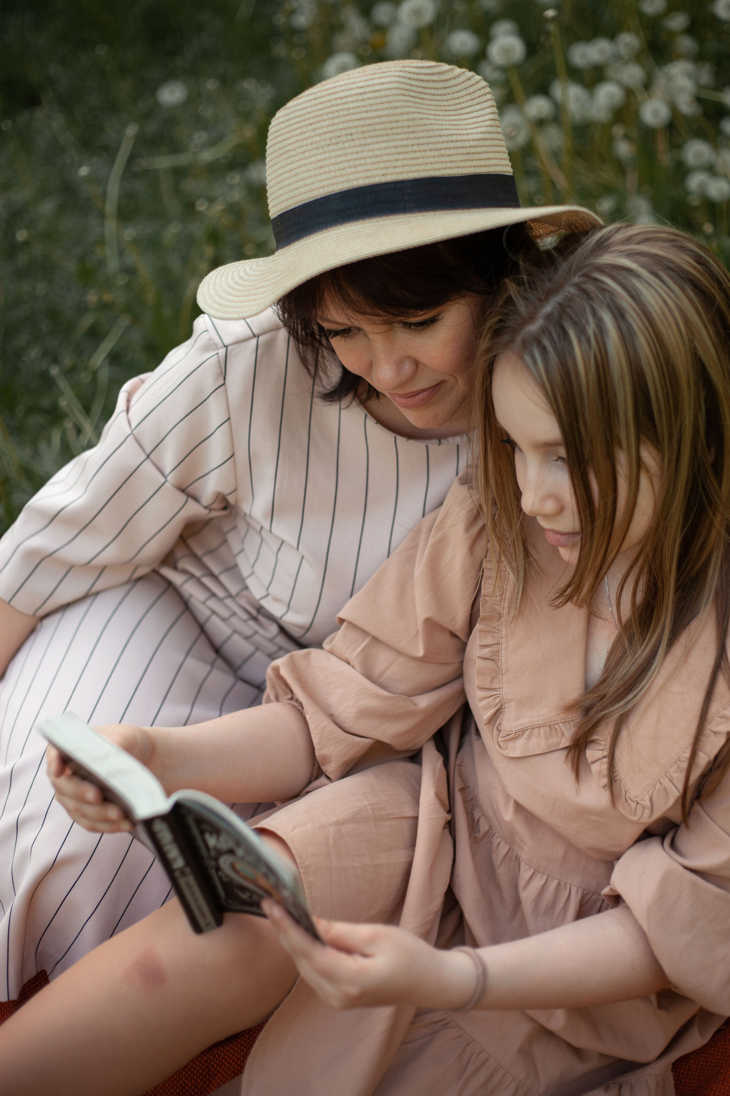 Мама и взрослая дочь. Фотограф видеограф Ольга Василевская