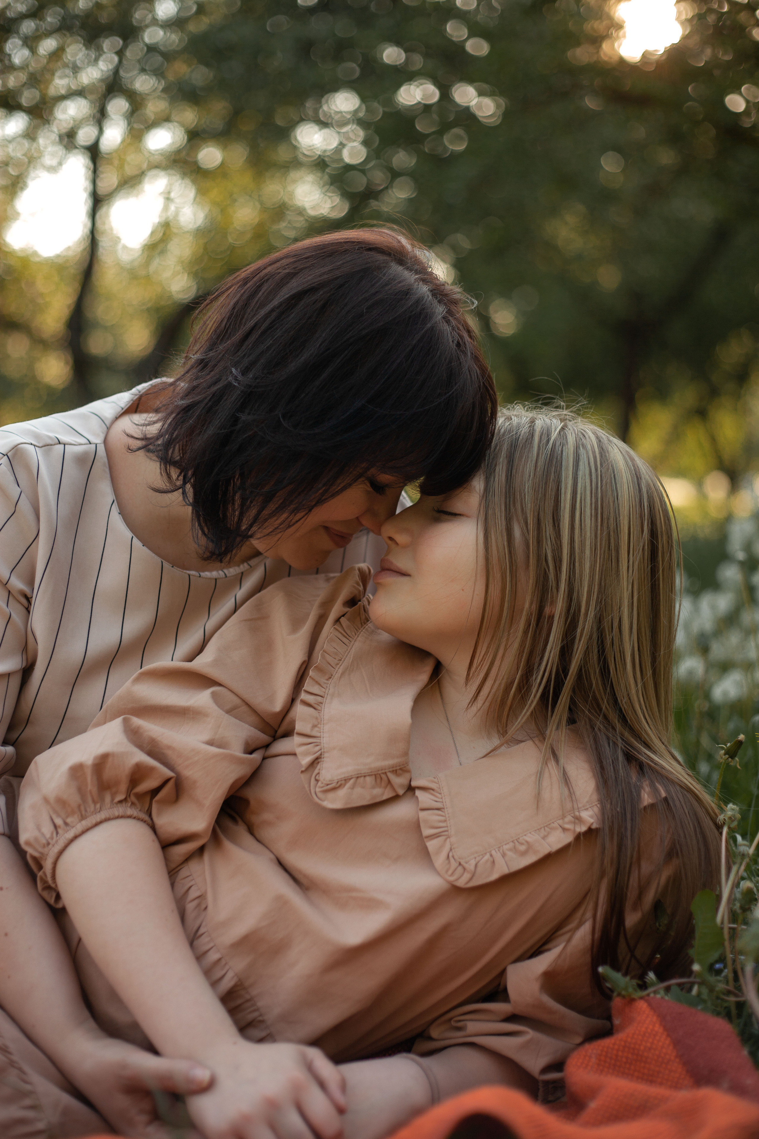 Мама и взрослая дочь. Фотограф видеограф Ольга Василевская