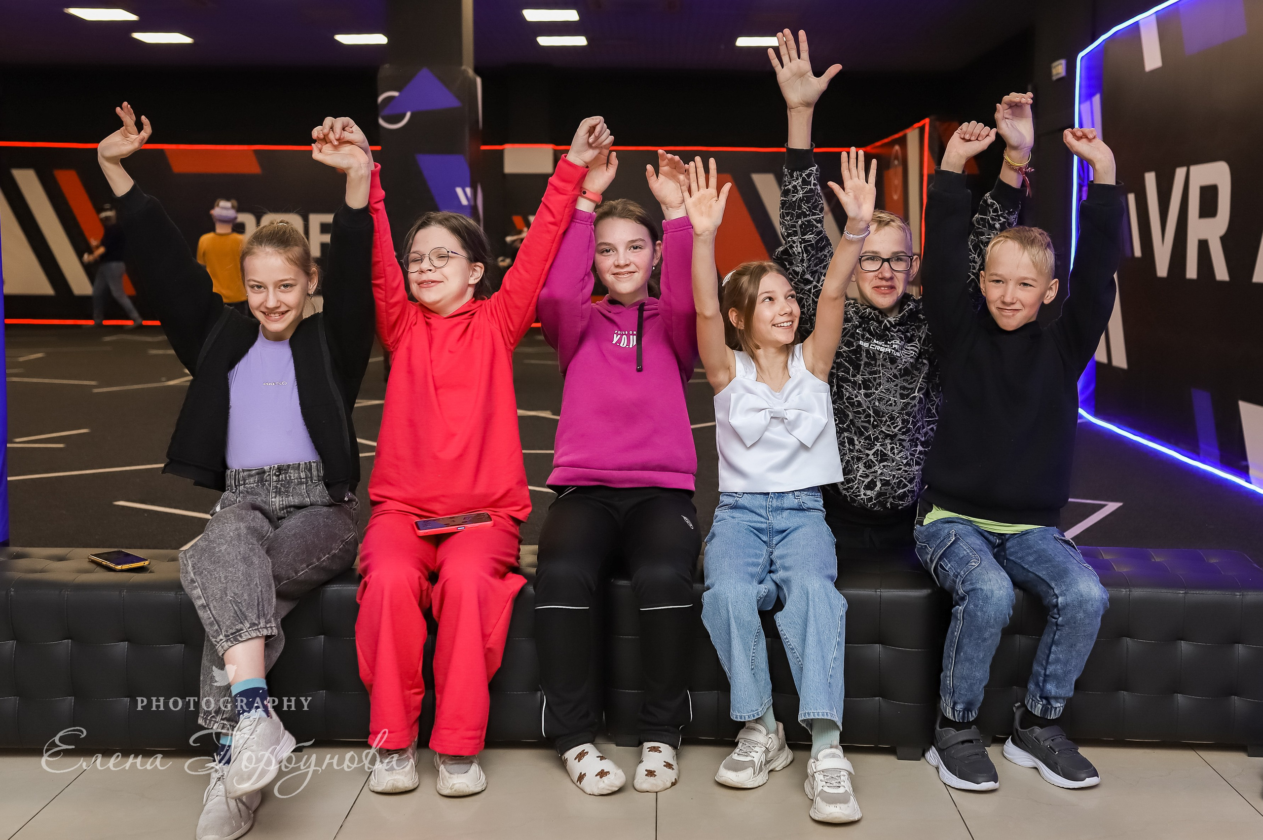 ребята собрались на день рождения в виртуальной реальности