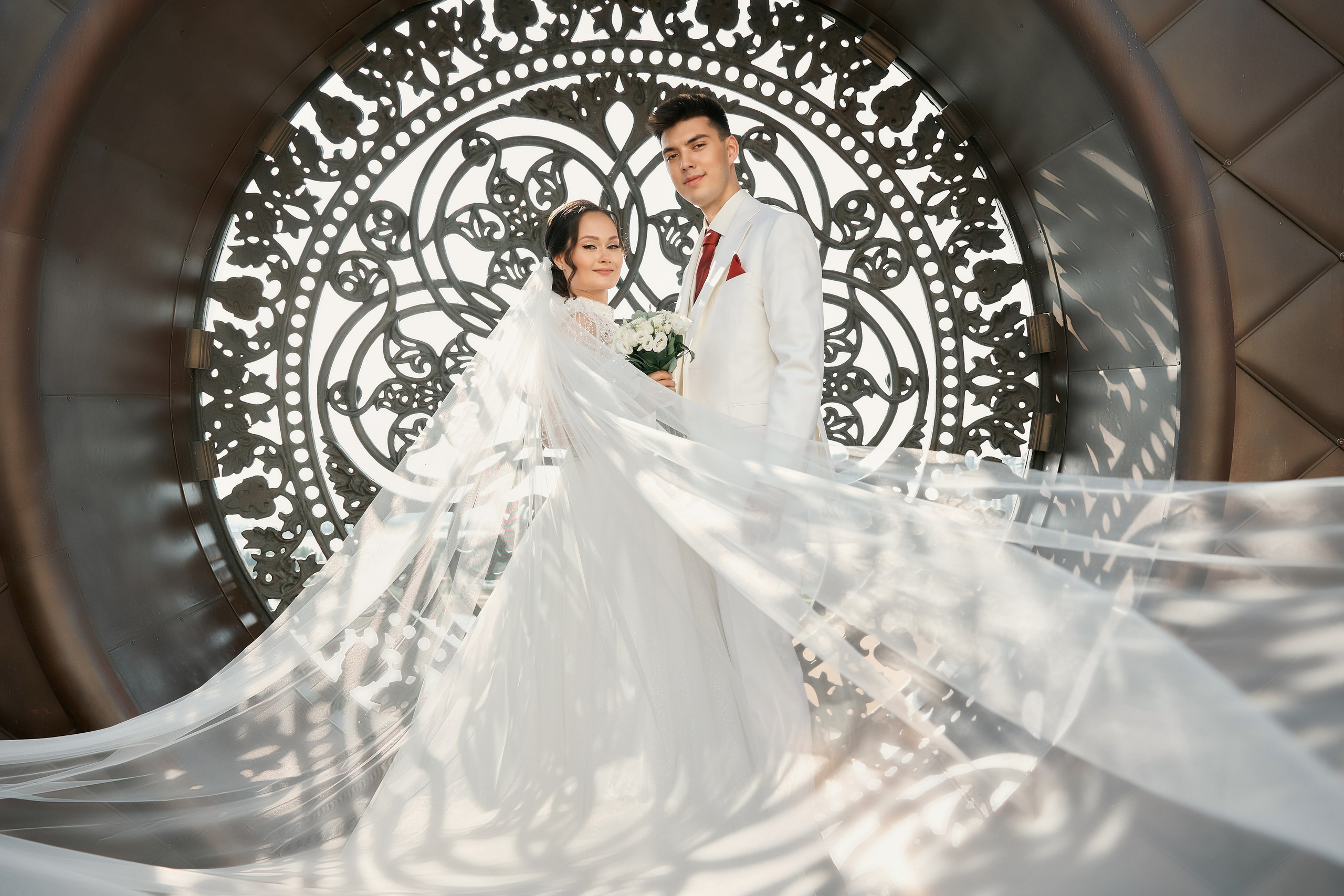 Аяз и Аделя. Свадебная фотосессия душевной пары в белых одеяниях на белых одеялах…. Мое имя Раиль. Я репортажный фотограф в Казани, так же мой любимый жанр — свадебный фотограф