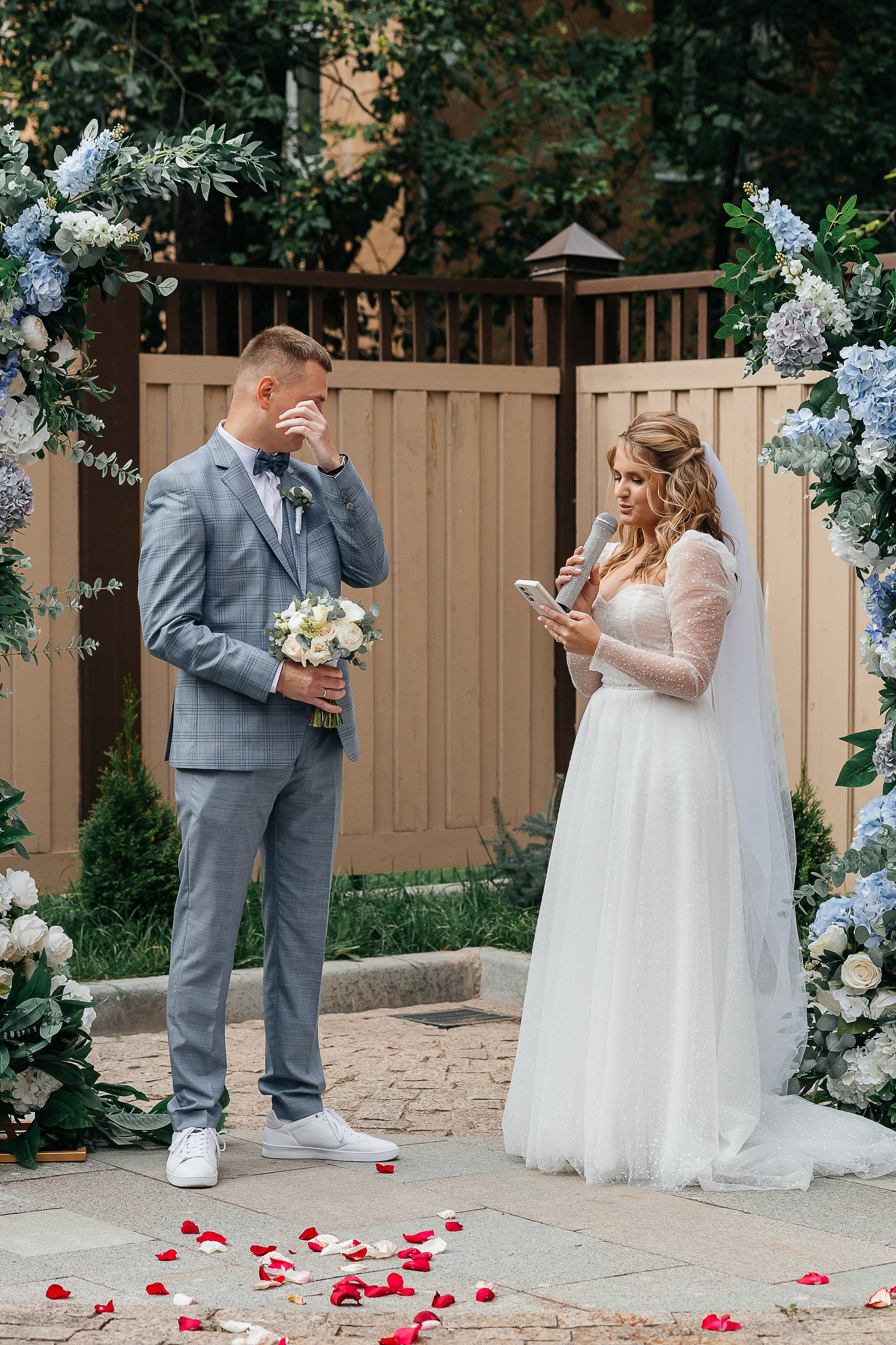 Трогательная выездная церемония в уютном дворике отеля. Олег Сверчков | Свадебный фотограф Вологда