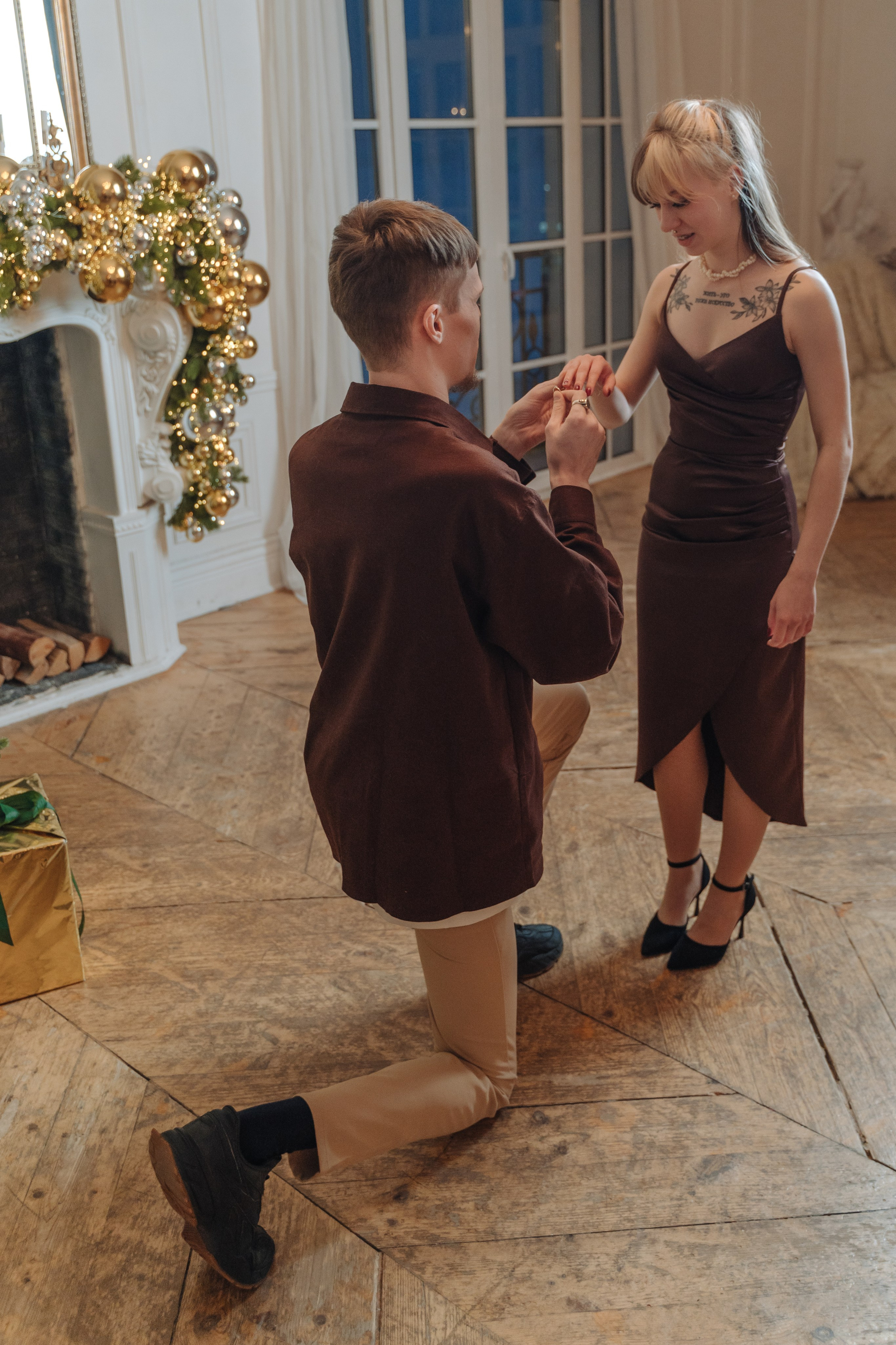 Зимняя фотосессия лавстори с предложением руки и сердца в фотостудии