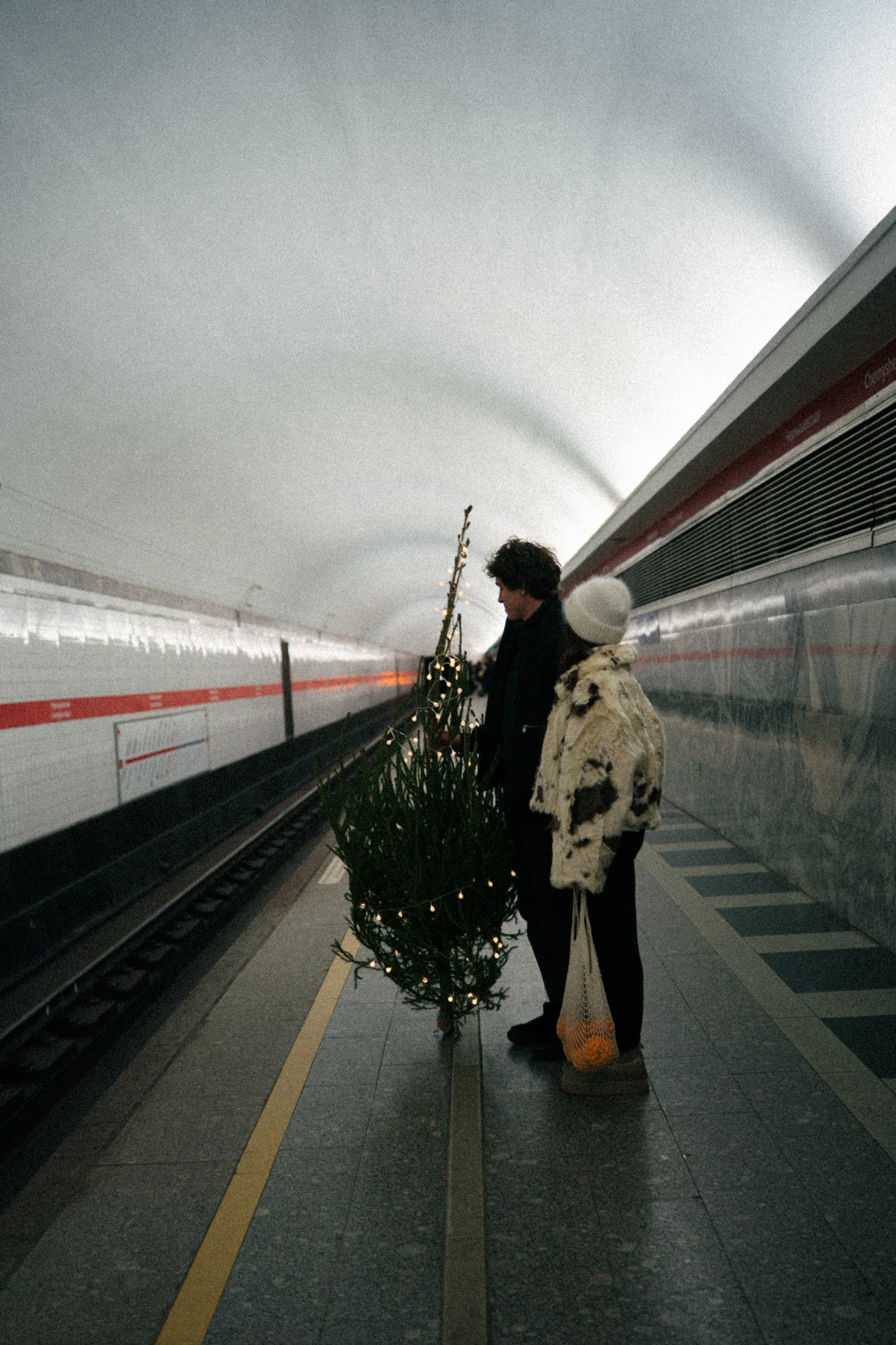 НОВОГОДНЯЯ ПРОГУЛКА ПАРЫ ПО ЧЕРНЫШЕВСКОЙ ПЕРЕД НОВЫМ ГОДОМ. Профессиональный фотограф, Санкт-Петербург — Виктория Богомолова