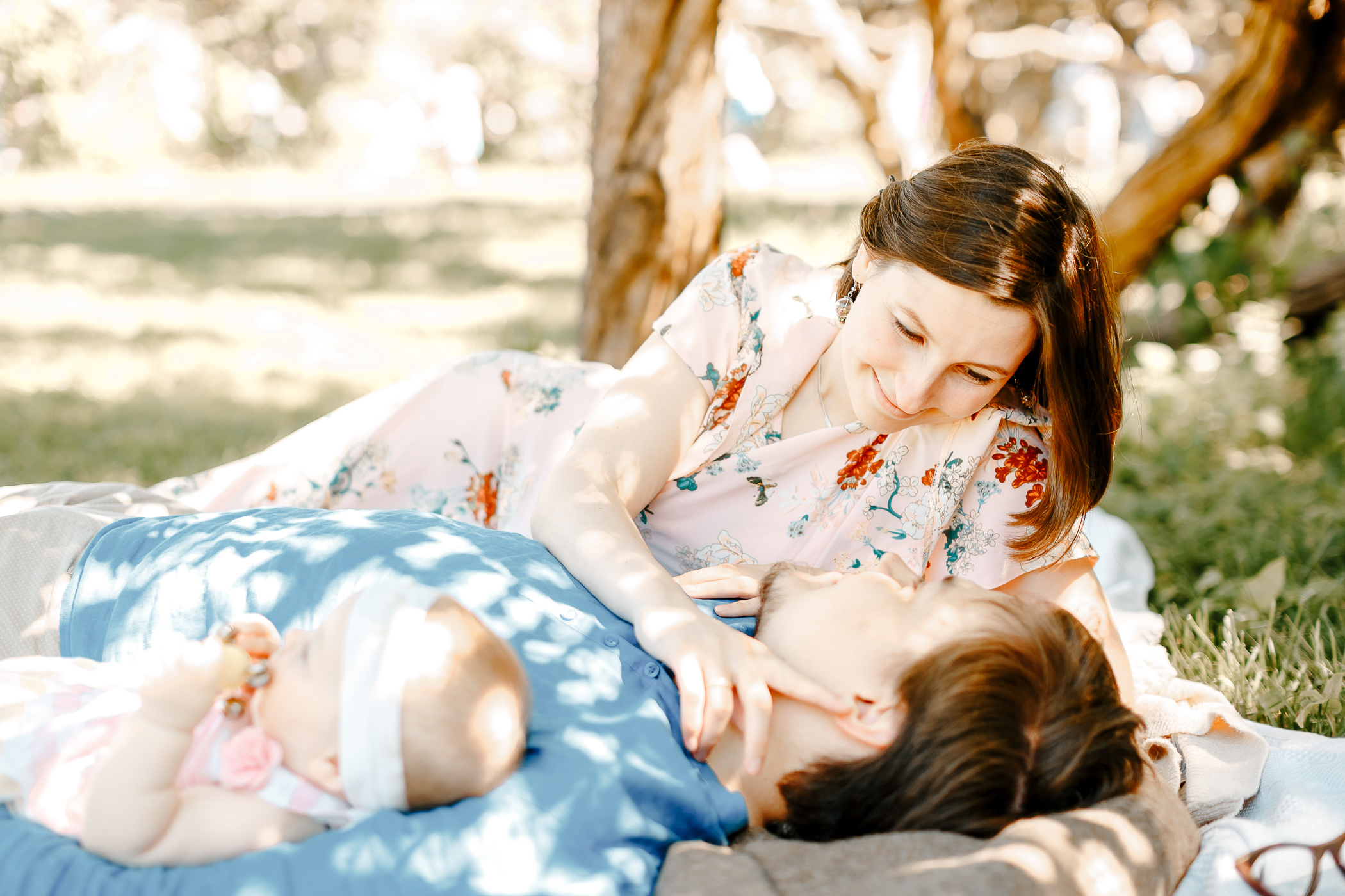 Семейная фотосессия солнечным днем в Сиреневом саду