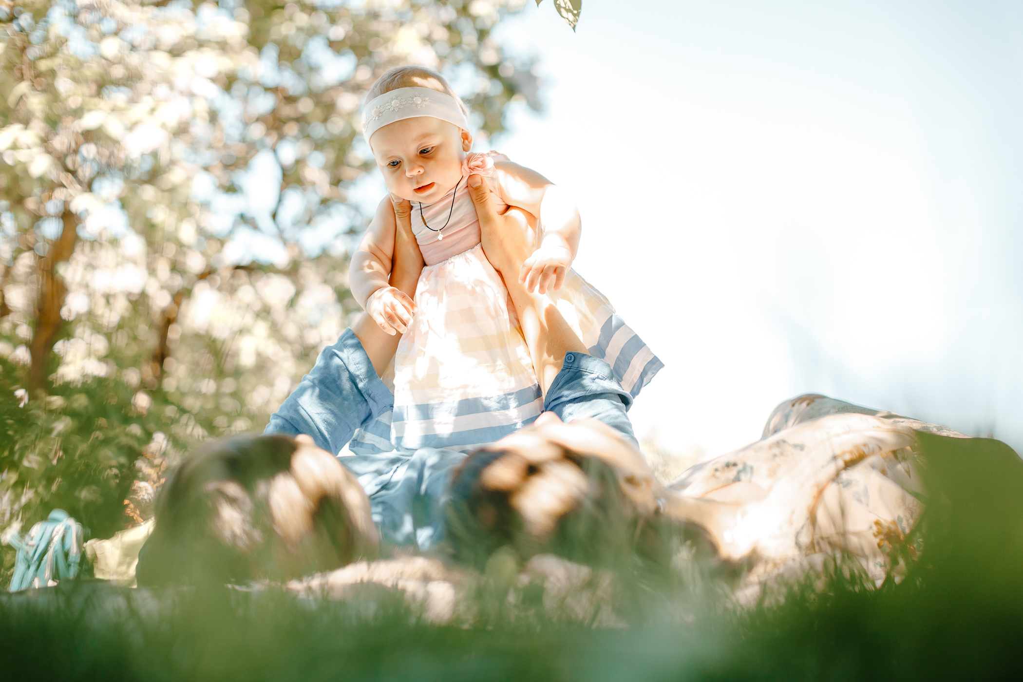 Семейная фотосессия солнечным днем в Сиреневом саду