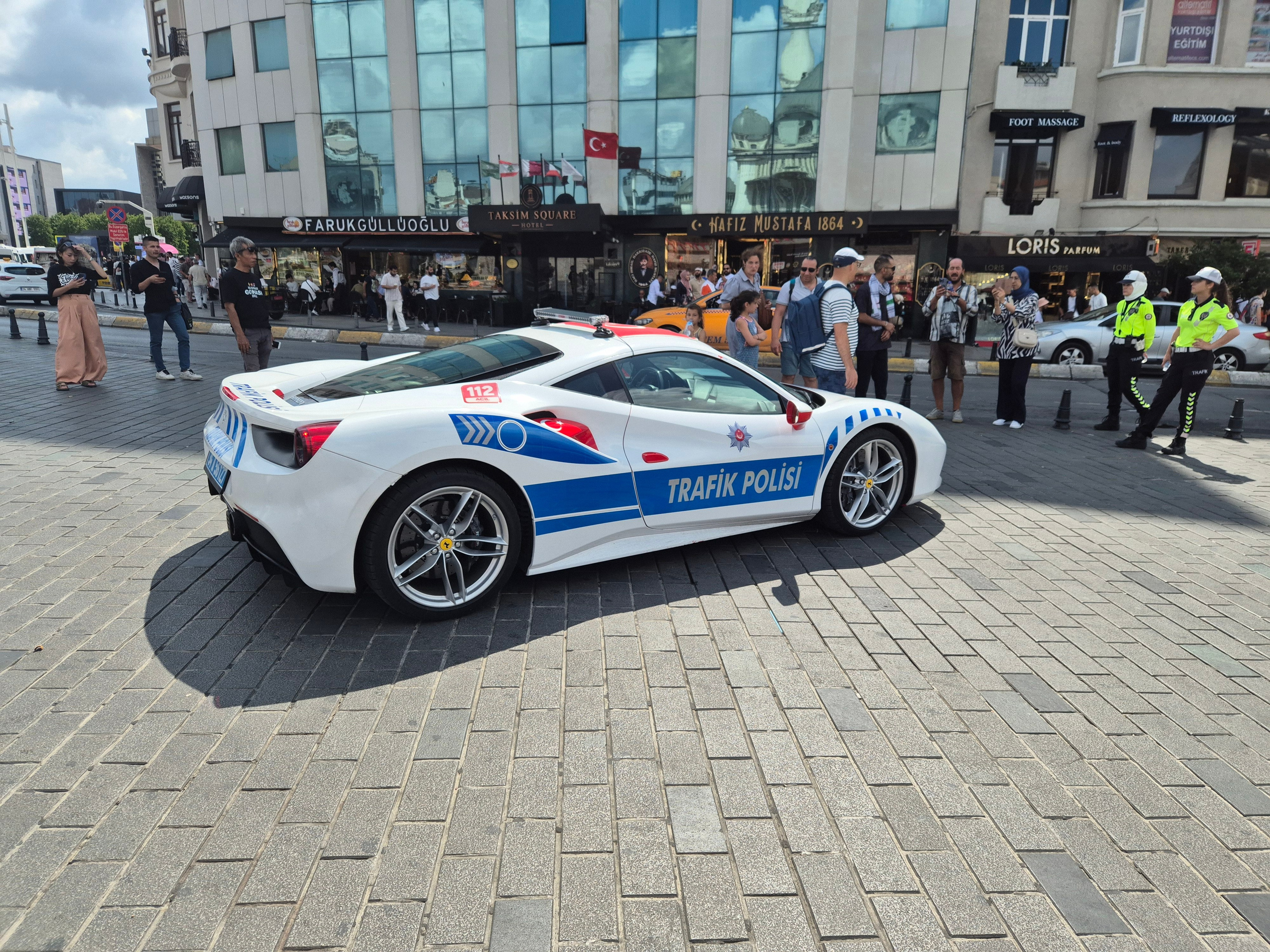 Пл. Таксим, полицейские производят впечатление на туристов совей техникой