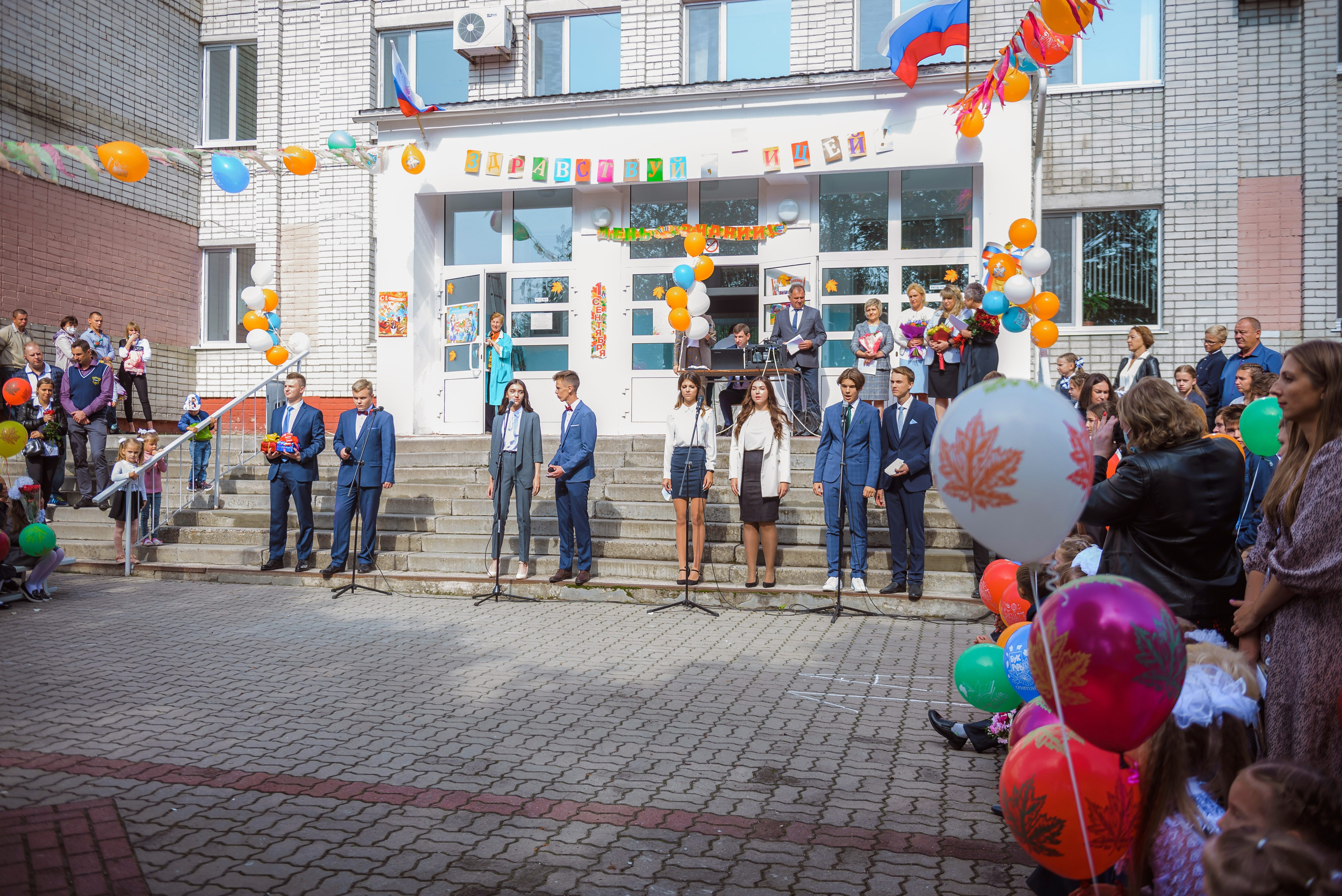 Линейка 11-е классы 2023. Фотограф Галина Лисанова, г. Брянск