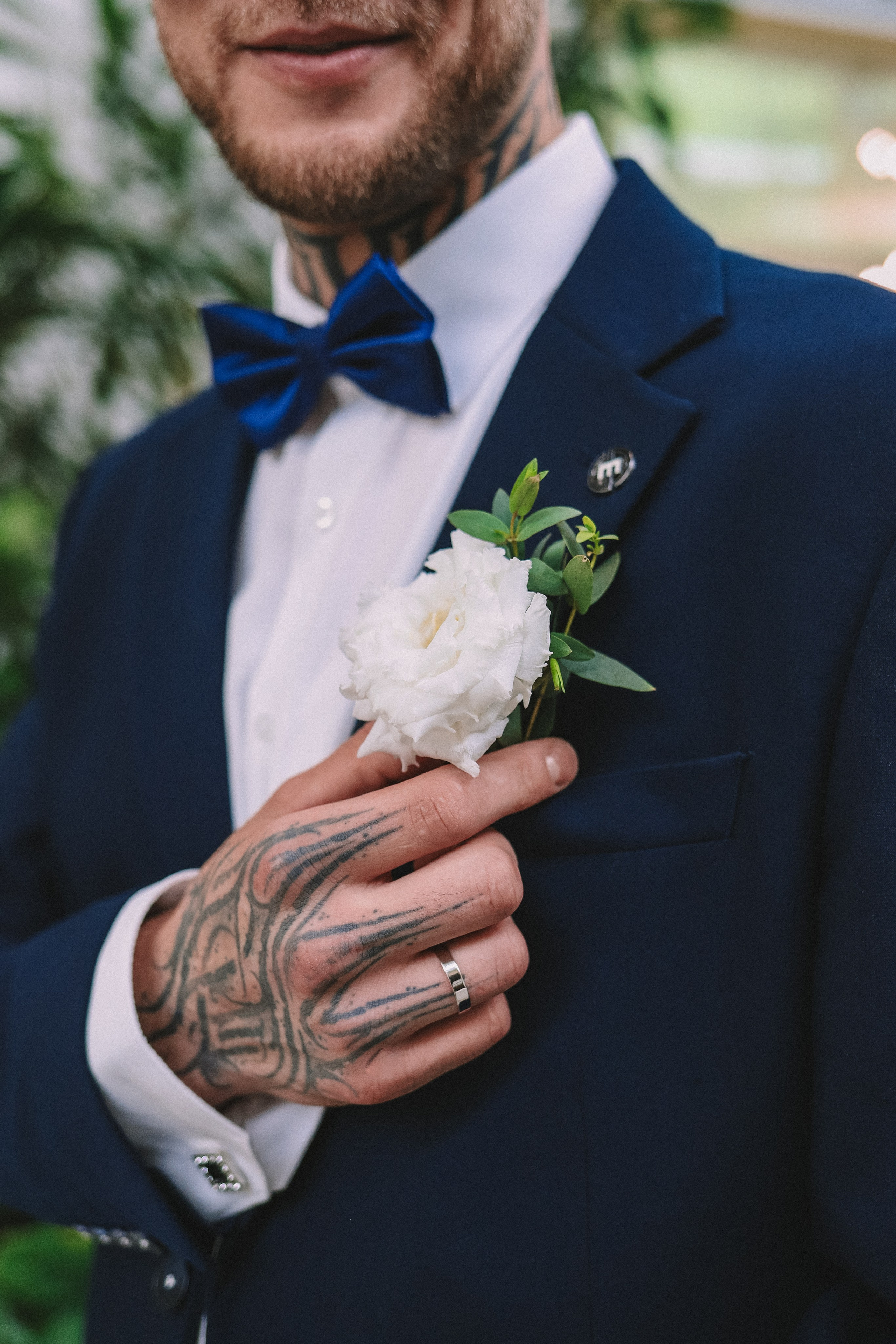 Портрет жениха в костюме с бабочкой на свадебной фотосессии