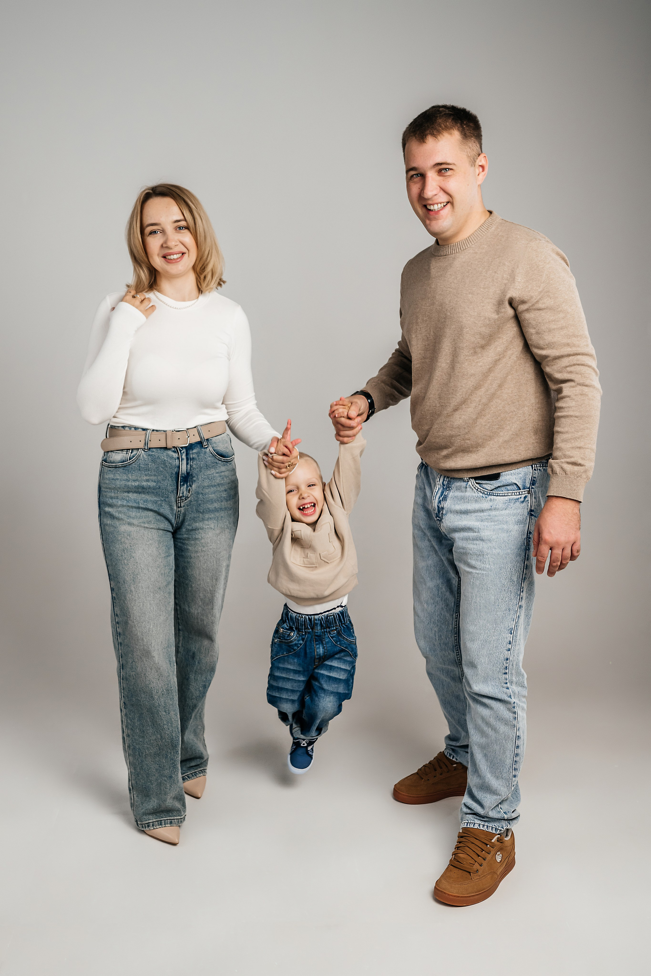 Семья в студии Арта. Фотограф в Каменске-Шахтинском Ольга Сагал