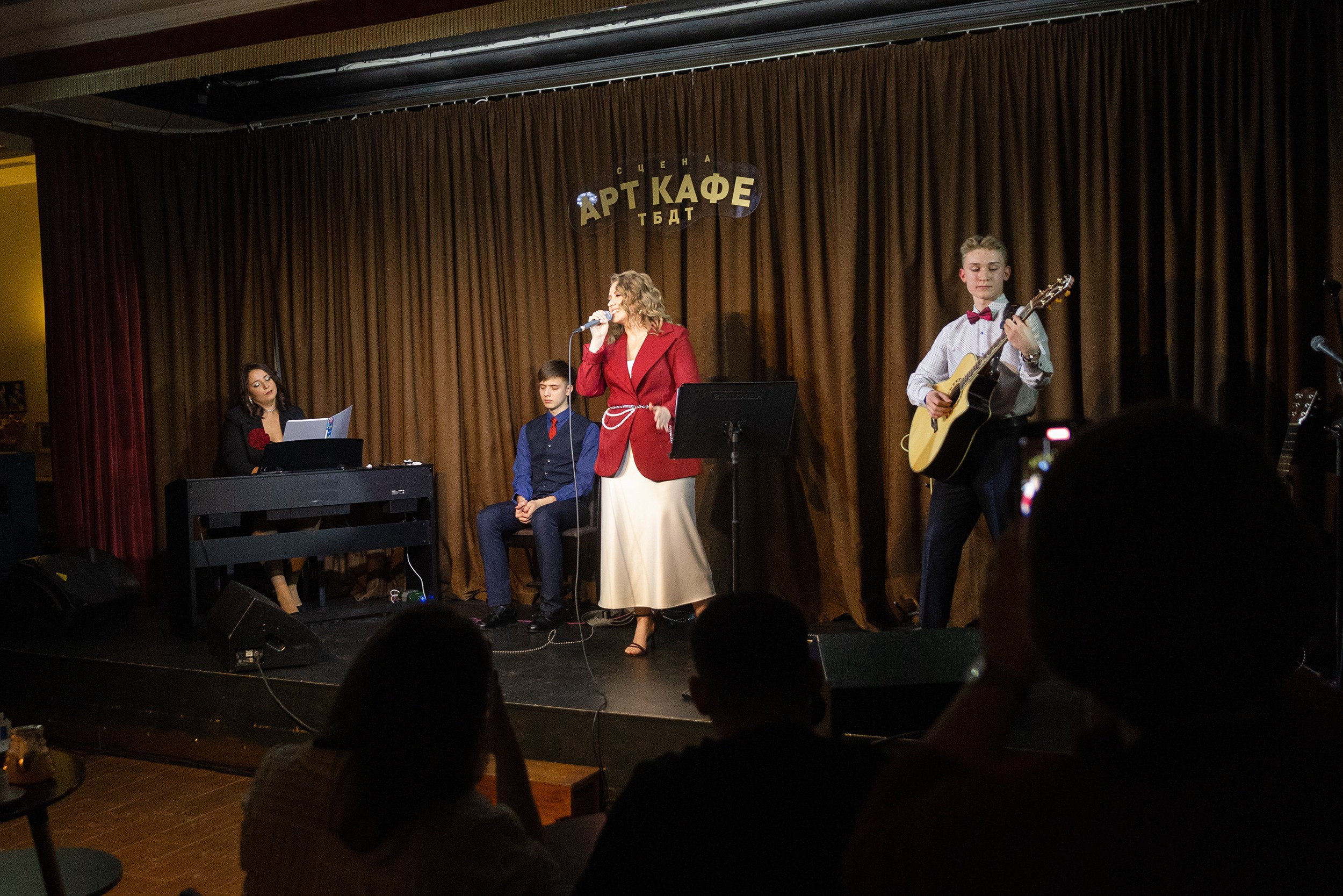 Выступление YOLO band в арт кафе. Фотограф Тюмень