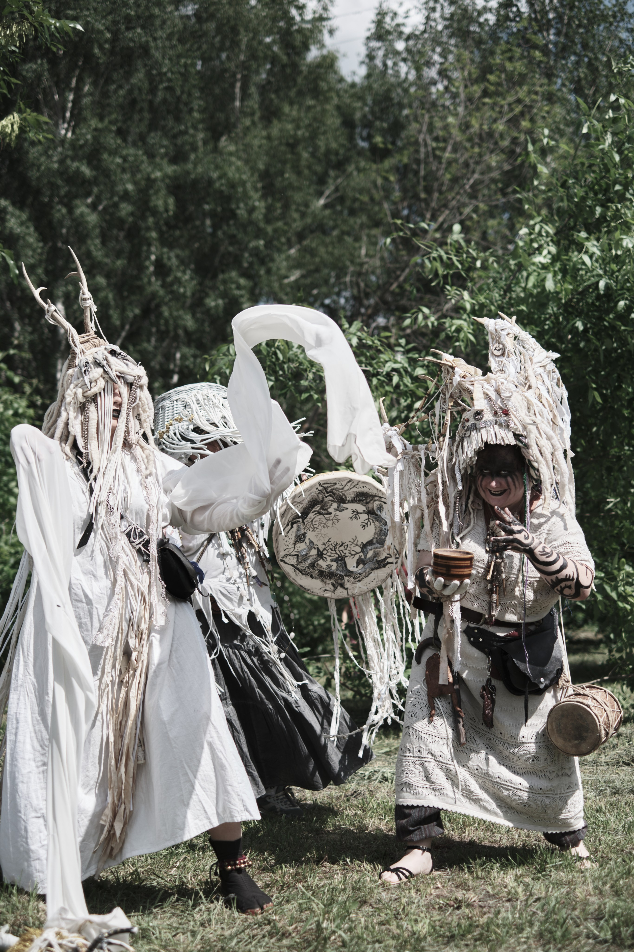 Белые Шаманы исполняют танец